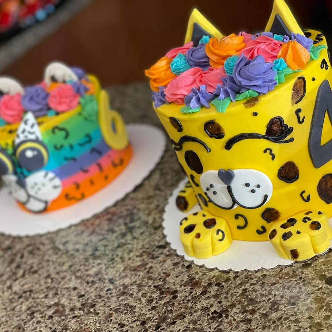 I was thrilled to finally get a Lisa Frank-themed order! Please give me all the colors and fun any day, with memories of bright trapper keepers from younger years 🖍️🌈🎨🐱
Happy 4th and 6th birthday to two sweet sisters! May your future by just as bright as your cakes 😊