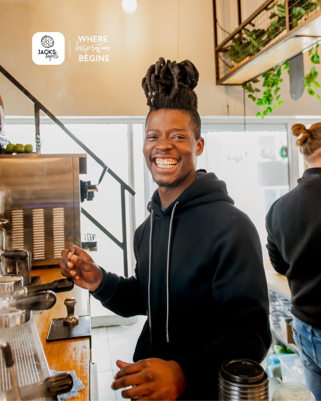 Jack’s coffee has us smiling from ear to ear! ☕ Pop in and grab your much-needed coffee, your perfect pick-me-up is waiting.😉
#CoffeeCulture #JacksBagels #whereinspirationbegins #coffee #jacksbagelsza #jacksbagelsroastery #ilovejacksbagels