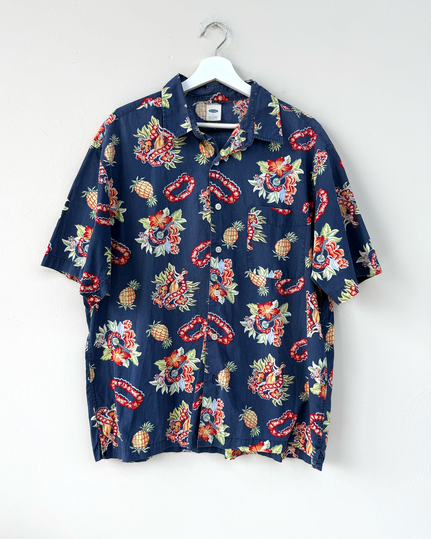 Y2K vibes. Aloha attitude. 🌺
In vendita camicia Old Navy tropicale, un pezzo dal sapore vintage primi anni 2000, oggi fuori produzione e sempre più ricercato nel mondo second hand.
🌴 Caratteristiche principali
🔹 Marca: Old Navy
🔹 Materiale: 100% cotone
🔹 Stile: maniche corte, chiusura frontale con bottoni
🔹 Colore: blu scuro
🔹 Stampa all-over: ananas, ghirlande di fiori (lei), ukulele e ballerine di hula
Un mix perfetto tra ironia, estate e nostalgia Y2K. Ideale per chi ama capi originali e fuori catalogo, difficili da trovare nella produzione attuale.
🛒 Disponibile sul nostro shop on-line oppure in Store
💬 Contattaci per qualsiasi informazione o dettaglio che vuoi sapere
#OldNavy #Y2KStyle #AlohaVibes