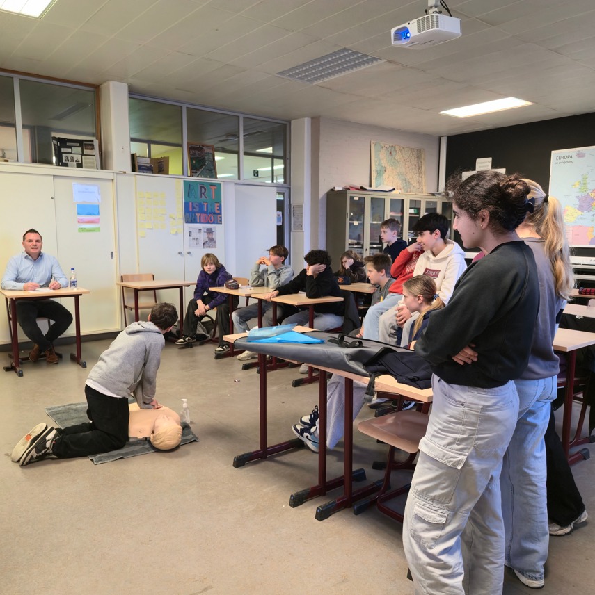 🚑 VVV-module: ResQ
Met de module ResQ leren onze studenten hoe ze correct handelen in noodsituaties: van ongevallen en flauwtes tot bloedingen en andere dringende situaties. 🩹
Ze verwerven vaardigheden die ze hun hele leven meenemen – kennis die letterlijk het verschil kan maken wanneer elke seconde telt.
Tijdens deze module leren ze ook reanimeren, zodat ze met vertrouwen en doortastendheid kunnen optreden wanneer het er écht toe doet. 💛