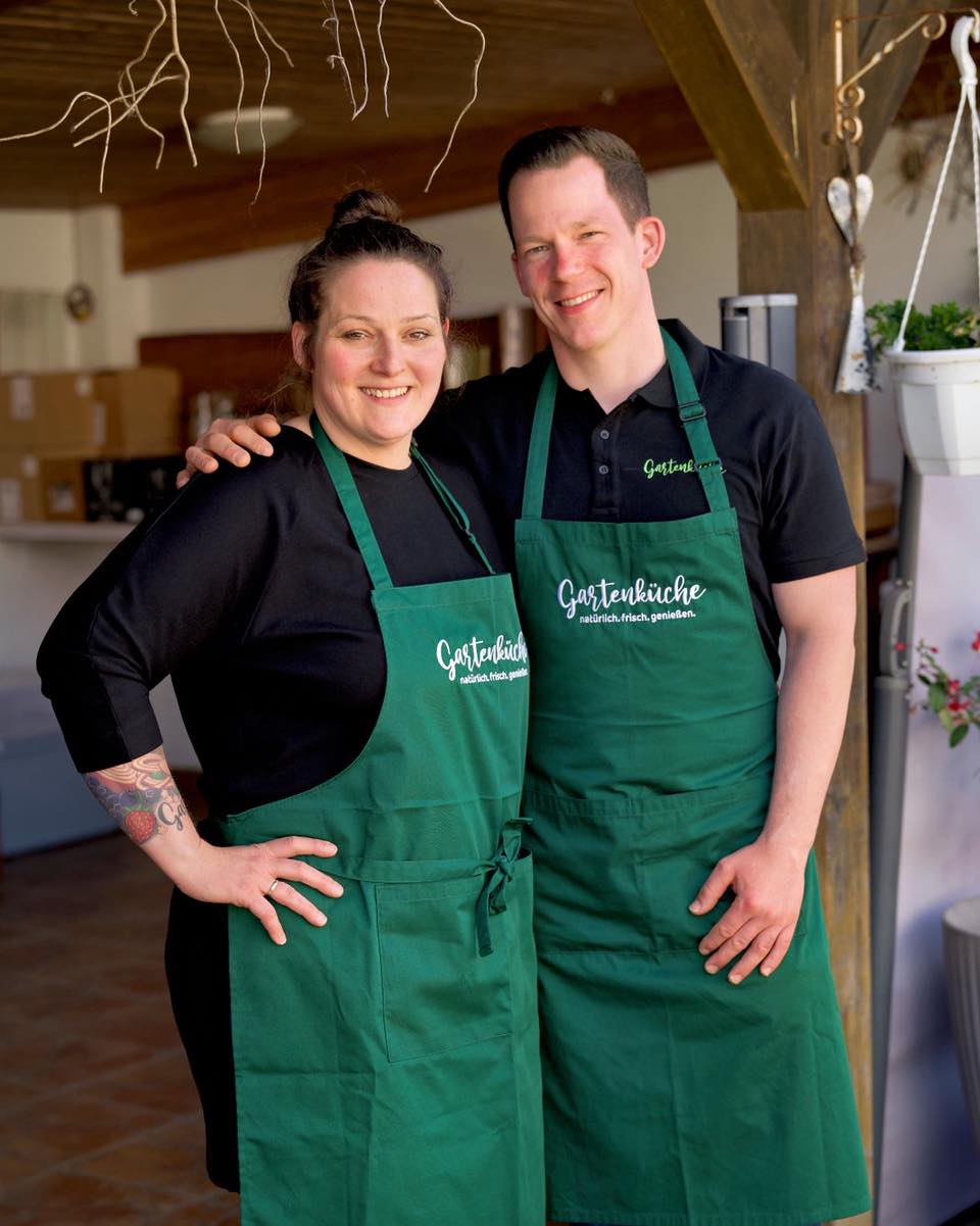 Ein starkes Team erkennt man nicht nur am Ergebnis –
sondern am Miteinander.
Die Chefin und ihr Mitarbeiter – eingespielt, herzlich und mit echter Leidenschaft für das, was sie tun.
Genau diese Zusammenarbeit spürt man bei jedem Event.
Professionell. Verlässlich. Mit Freude bei der Sache.
So entsteht Qualität.
#gartenküche
#cateringteam
#starkesteam
#hochzeitcatering
#hochzeitbrandenburg
#hochzeitsplanung
#dienstleisterliebe
#eventcatering
#teamwork
#weddinginspiration
#frankefotografie
#brandenburghochzeit