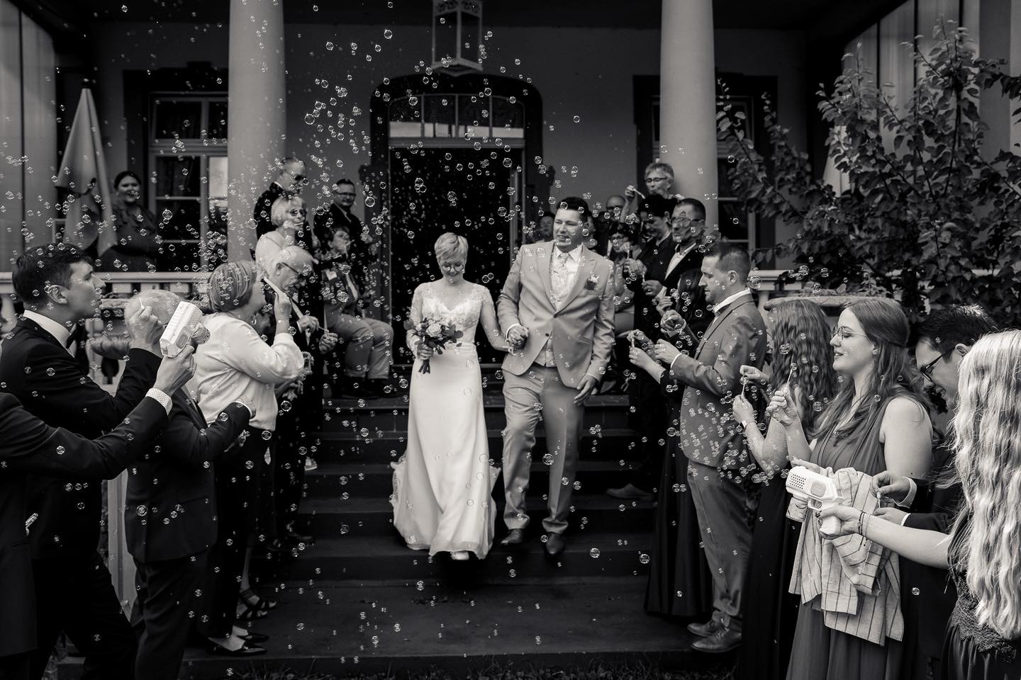 Und dann öffnet sich die Tür.
Ein Schritt.
Noch einer.
Und plötzlich trägt euch das Lachen eurer Menschen nach draußen.
Seifenblasen im Licht.
Applaus.
Freudentränen.
Das ist kein Bild.
Das ist ein Anfang.
Genau für diese Sekunden bin ich da –
unauffällig, nah, bereit.
Andreas Finsterbusch-Franke
Franke Fotografie | Neuruppin
Wer heiratet 2026 oder 2027?
#hochzeitsreportage #hochzeitsfotografbrandenburg #hochzeit2026