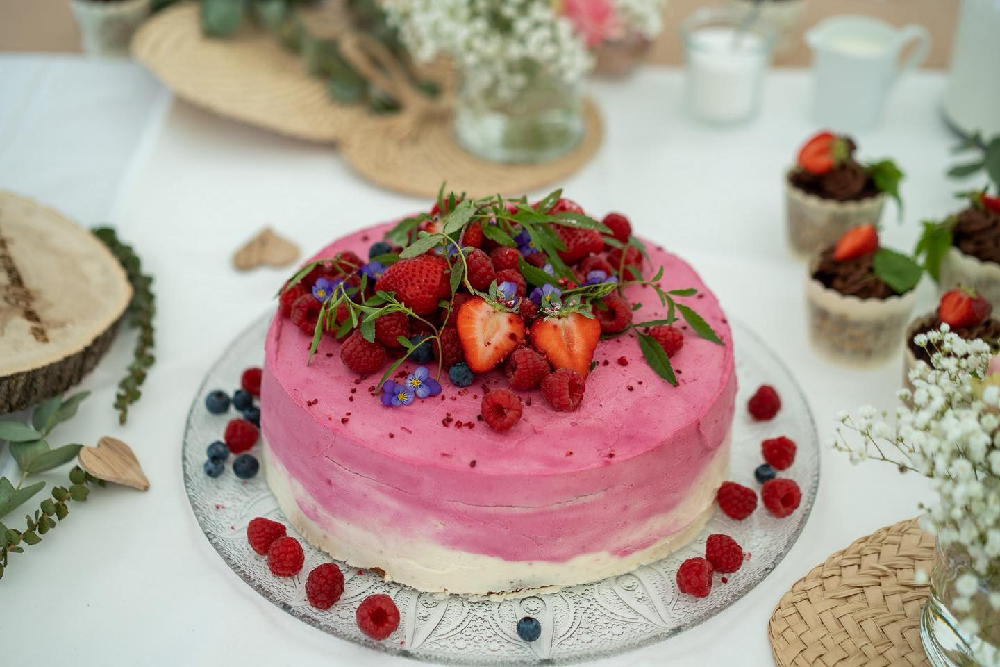 Wenn Liebe durch den Magen geht … 🤍
Diese wunderschöne Hochzeit im kleinen Kreis wurde kulinarisch begleitet von Gartenküche Catering.
Ein privates Dinner unter freiem Himmel, liebevoll angerichtet, frisch zubereitet und einfach unglaublich lecker.
Von der Hochzeitstorte bis zu den feinen Details auf dem Tisch – alles mit Gefühl, Qualität und Stil.
Genau so sieht Genuss auf einer emotionalen Gartenhochzeit aus.
Plant ihr auch eine intime Feier im Grünen?
#gartenküchecatering #cateringwittstock #gartenhochzeit #privatedinner #hochzeitscatering #hochzeitstorte #hochzeitsdetails #hochzeitimgruenen #hochzeitsfotograf #hochzeitsfotografie #hochzeitsreportage #hochzeit2026 #hochzeit2027 #hochzeitbrandenburg #hochzeitsfotografbrandenburg #neuruppin #ostprignitzruppin #heirateninbrandenburg #emotionalehochzeit #authentischehochzeit #frankefotografie