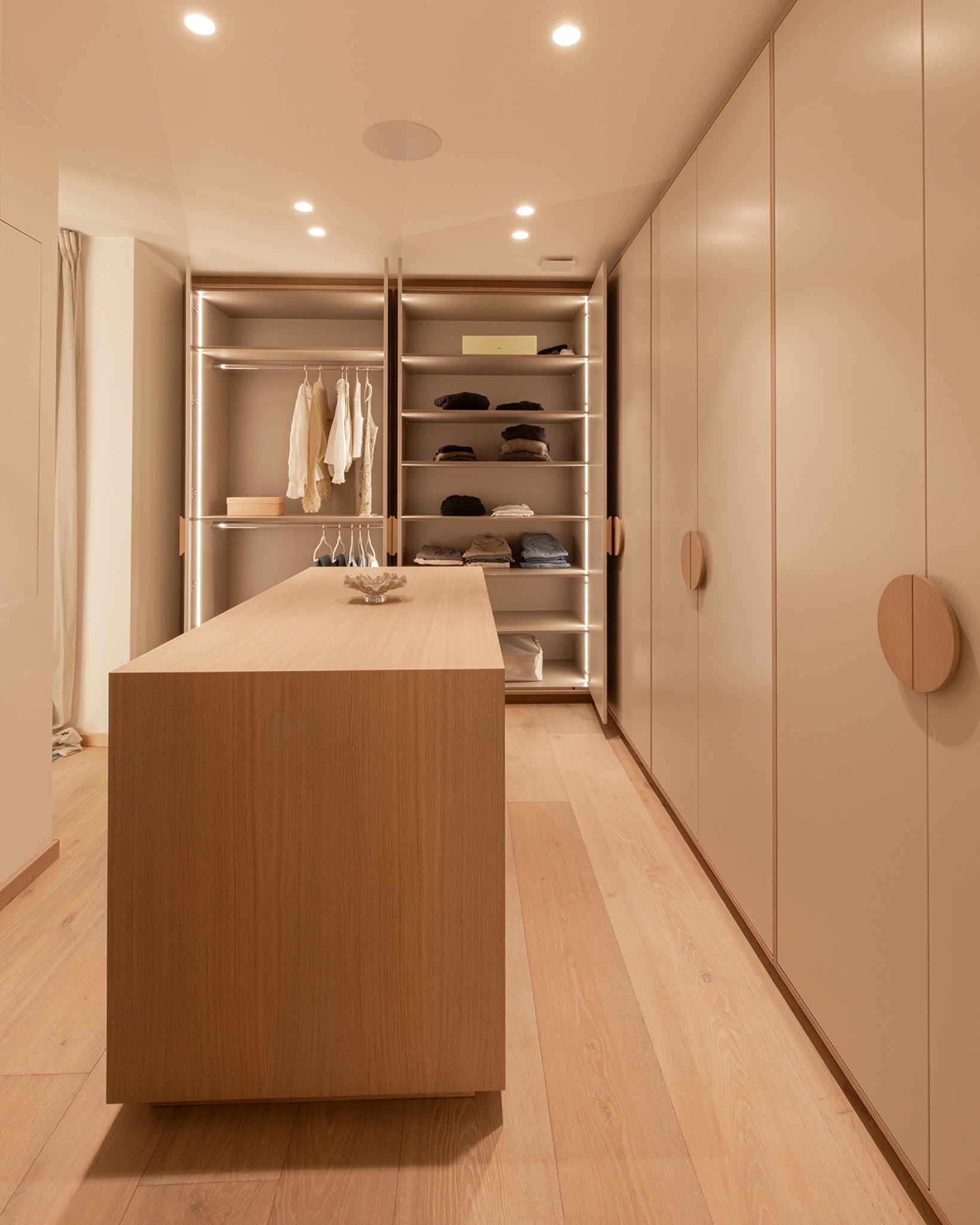 Maßgefertigte Ankleide im Japandi-Stil: Diese maßgefertigte Ankleide vereint skandinavische Klarheit mit japanischer Zurückhaltung. Die kühlen, matt-beigefarbenen Türen spielen mit der Wärme der Eiche – ein Kontrast, der Ruhe ausstrahlt und Charakter zeigt.
#japandi #ankleide #maßgefertigt #interiorgoals #einbauschrank #holzhochzwei