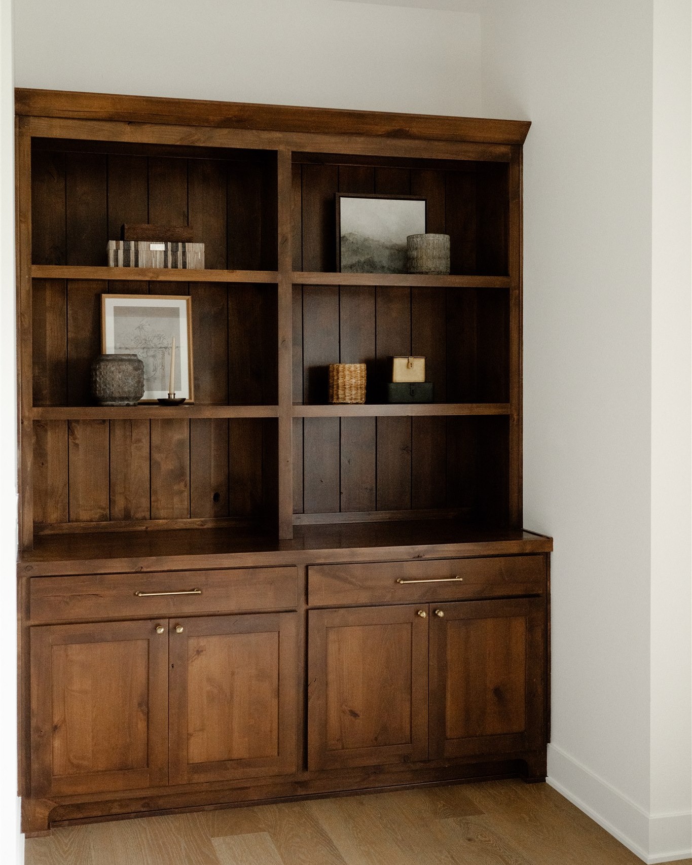 Custom built-ins, done right.
Just enough styling to let the craftsmanship speak... and proof that storage can still feel like a design feature!
#dynastyhomes #dreamhome #customhomebuilder #iowahomes #homeinspo