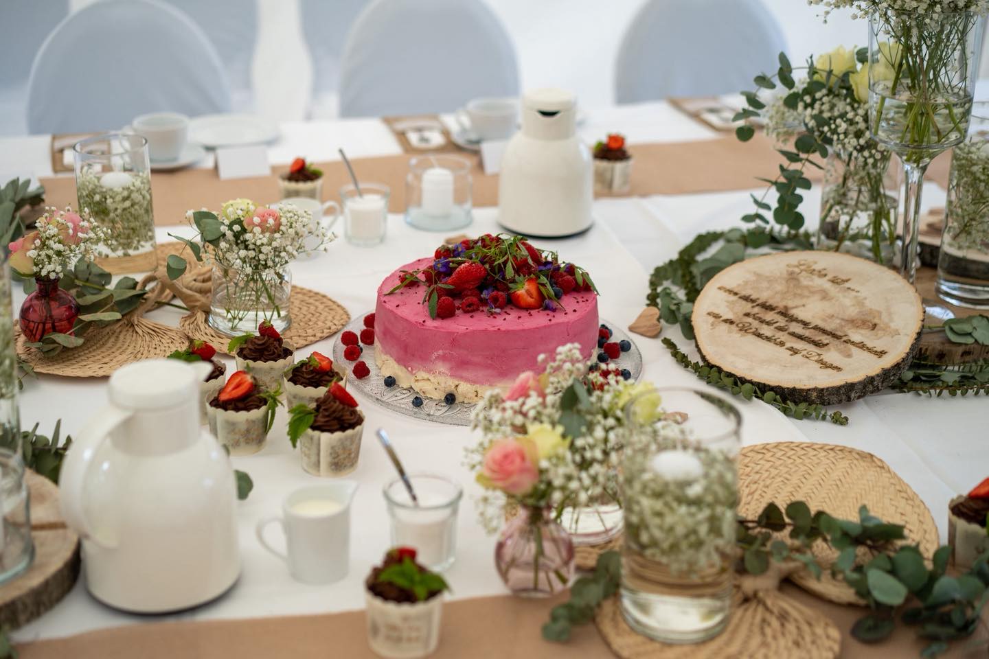 Eine Hochzeit im kleinen Kreis.
Ein langer Tisch im Grünen.
Blumen, Kerzen, Lachen – und der Duft von frischem, liebevoll zubereitetem Essen.
Diese private, emotionale Feier hatte alles:
Wärme. Nähe. Persönlichkeit.
Das Gartenküche Catering aus Wittstock war nicht nur unglaublich lecker –
es war Teil des Erlebnisses.
Genau so fühlt sich ein privates Dinner unter freiem Himmel an.
Plant ihr auch eine intime Gartenhochzeit? 👇
#gartenhochzeit #privatedinner #hochzeitimgruenen #cateringwittstock #wittstockdosse #hochzeitscatering #hochzeitsfotograf #hochzeitsfotografie #hochzeitsreportage #hochzeit2026 #hochzeit2027 #hochzeitbrandenburg #hochzeitsfotografbrandenburg #neuruppin #ostprignitzruppin #heirateninbrandenburg #emotionalehochzeit #authentischehochzeit #hochzeitsdetails #weddinggermany #frankefotografie