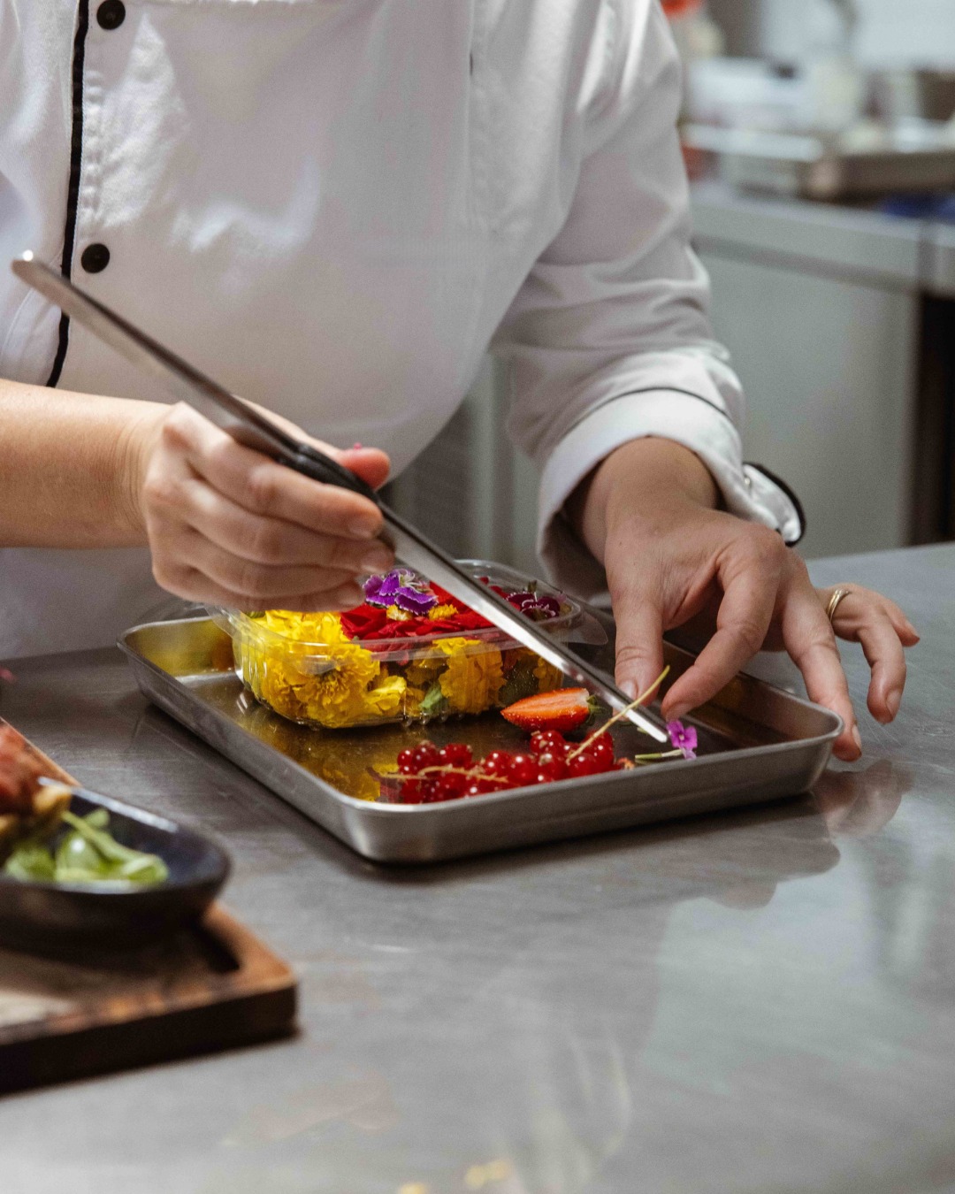 Au Le Saint Jean, chaque assiette raconte une histoire.🍽️
Notre équipe met du cœur et du détail dans chaque mets, parce que la gastronomie ne se résume pas seulement aux saveurs : elle se vit aussi à travers la présentation, l’attention portée aux produits et le plaisir de partager un moment convivial.
Chaque plat est pensé avec soin, préparé avec engagement et servi avec le sourire de notre équipe, toujours à votre écoute pour rendre votre expérience unique.
📅 Réservez votre table et venez découvrir notre cuisine
Nous avons hâte de vous accueillir !