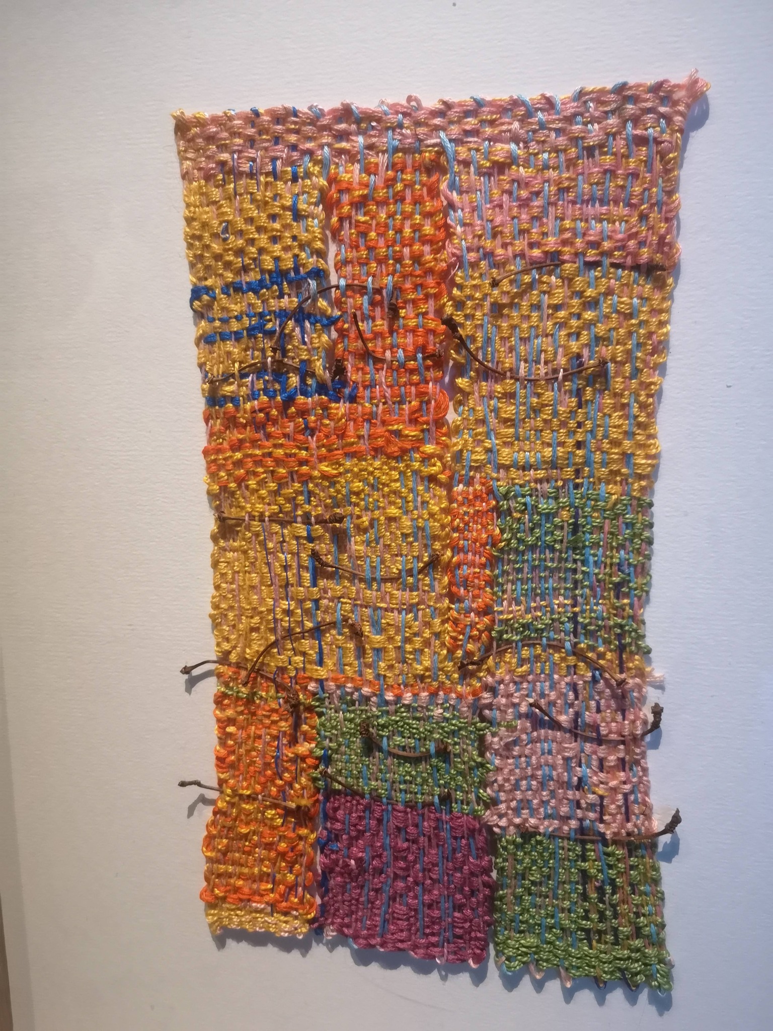 Voyager avec les fils de Sheila Hicks..
Intéressant dialogue entre l'artiste et son amie Monique Levis Strauss
Des couleurs et des motifs magnifiques inspirés par les pratiques traditionnelles d'Amérique du Sud
Nouer, entrelacer, enrouler, entrecroiser, ligaturer... Inventer des formes.
#museeduquaibranly
#lefilvoyageur