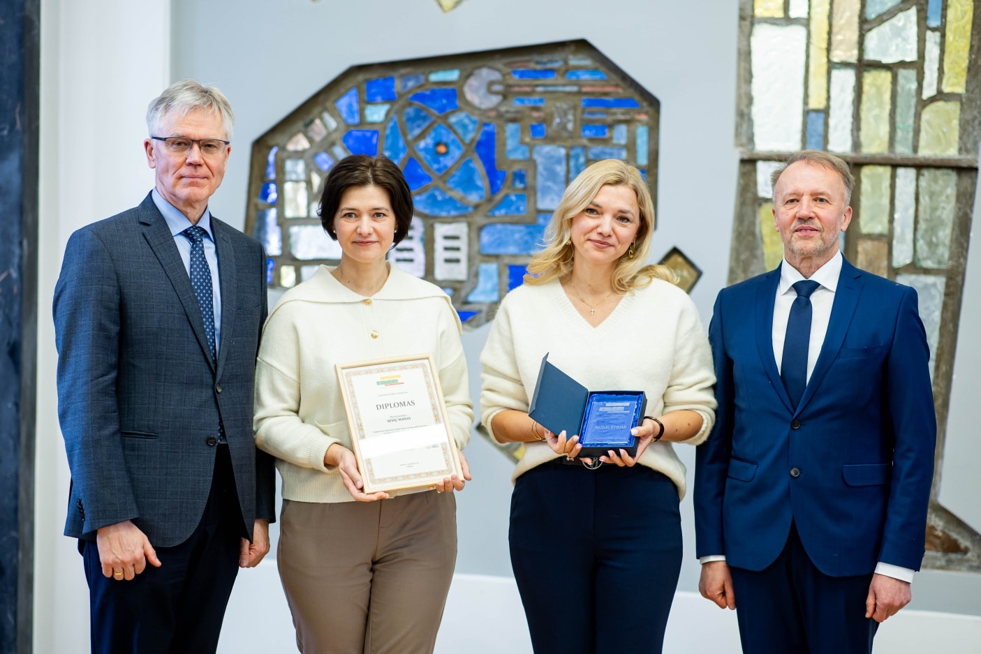 Pirmasis diplomas ir apdovanojimas. Jį pelnėme už gražiausią bendrovės pavadinimą.
Esame visiškai nauja įmonė – viena iš maždaug 14 500 įsteigtų Lietuvoje 2025 m.
Ir džiaugiamės, kad „Sesių sodas“ išrinktas vienu gražiausių praėjusiais metais įsteigtų įmonių pavadinimų konkurse, kurį surengė Valstybinė kalbos inspekcija.
Mums tai – daugiau nei žodžiai.
Tai įrodymas, kad vardas, gimęs iš širdies, gali būti išgirstas. Kad lietuviškas žodis gali skambėti švelniai, prasmingai ir išdidžiai.
Nuoširdžiai dėkojame Valstybinei kalbos inspekcijai už pastebėjimą, apdovanojimą, padrąsinimą, palaikymą ir už iniciatyvą.
Ačiū visiems, kurie tiki tuo, ką kuriame.
Sodas tik pradeda žydėti 🌸