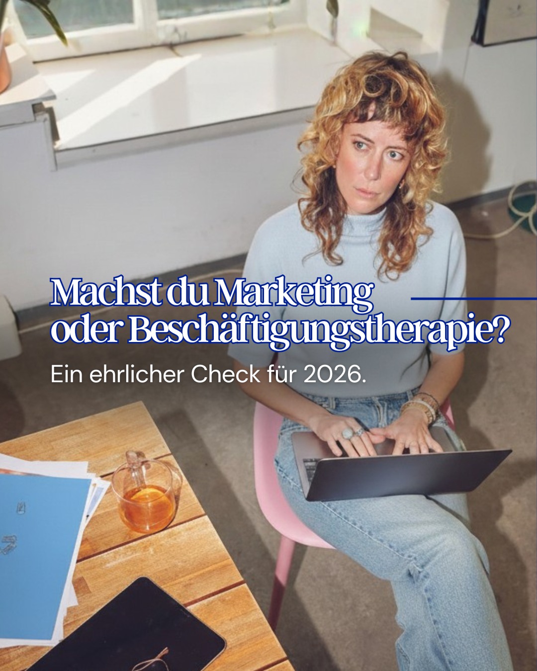 Arbeitet dein Marketing für dich oder arbeitest du nur für dein Marketing? 🫣
2026 wird kein Jahr für noch mehr undurchdachten Content und wahllose Maßnahmen – nur weil „man das so macht“.
Sondern für bewusste Entscheidungen. 💪🏼
Wir sehen aktuell:
👉🏼 Willkürliches Trend-Hopping.
👉🏼 Zusammengewürfelte, inkonsistente Designs.
👉🏼 Metriken und Zahlen werden überdramatisiert.
👉🏼 Produkte und Angebote stehen im Mittelpunkt – nicht Menschen.
Und dabei geht oft das verloren, was wirklich trägt:
Konsistenz.
Strategische Kreativität.
Tiefe.
Authentizität.
Ein klarer Blick auf das, was die Zielgruppe wirklich braucht.
Nicht: „Was wollen wir verkaufen?“
Sondern: „Was braucht die Zielgruppe gerade wirklich?“
Unser kleiner Realitycheck für 2026 ist kein Trend-Kommentar. Sondern ein Impuls, dein Marketing-Mindset und deine aktuellen Maßnahmen zu hinterfragen.
Wenn deine Maßnahmen dich beschäftigen, aber dein Business nicht wirklich voranbringen, brauchst du keine neuen Trends. Du brauchst Fokus und Prioritäten.
Wir begleiten Marken dabei, wieder klarer in ihrer Umsetzung zu werden. Nicht einfach nur lauter. Sondern relevanter.
📩 Schreib uns gern, wenn du das Gefühl hast:
Da geht mehr. 😊
#positionierung #marketingstrategie #marketingmitstruktur #brandclarity #marketing