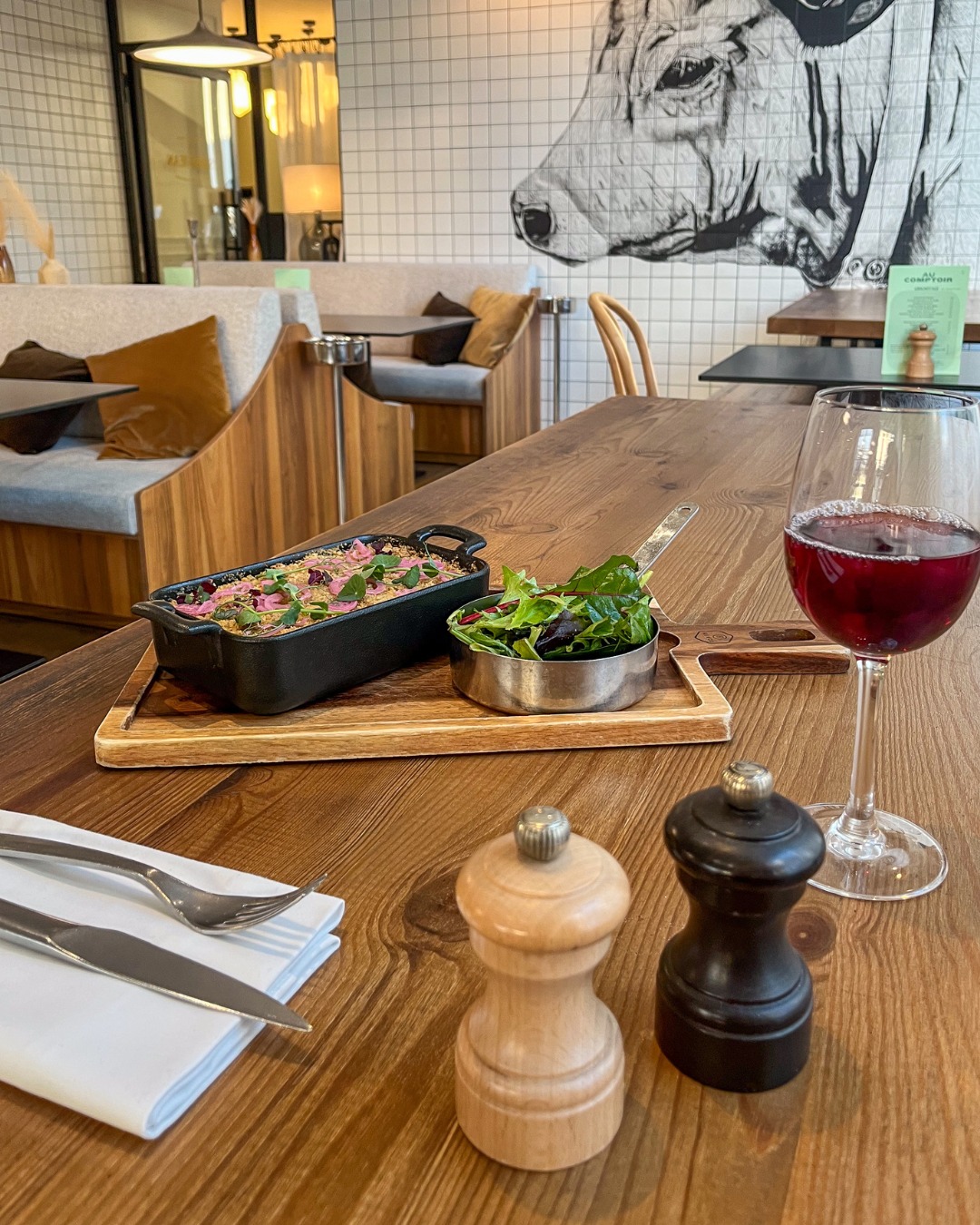 Découvrez notre chou-fleur gratiné aux fromages au Saint Jean 🧀
Comté, emmental fondant, oignons caramélisés et panko aux noix : ce plat veggie réconfortant revisite le chou-fleur avec gourmandise et caractère. Une option végétarienne qui prouve que la cuisine sans viande peut être à la fois savoureuse et généreuse.
Notre équipe met du soin et de l’attention dans chaque assiette, parce que l’expérience au Saint Jean ne se résume pas seulement aux plats, mais aussi à l’accueil et au plaisir de partager un moment convivial.
Venez le goûter et laissez-vous séduire par cette recette qui allie douceur et intensité.