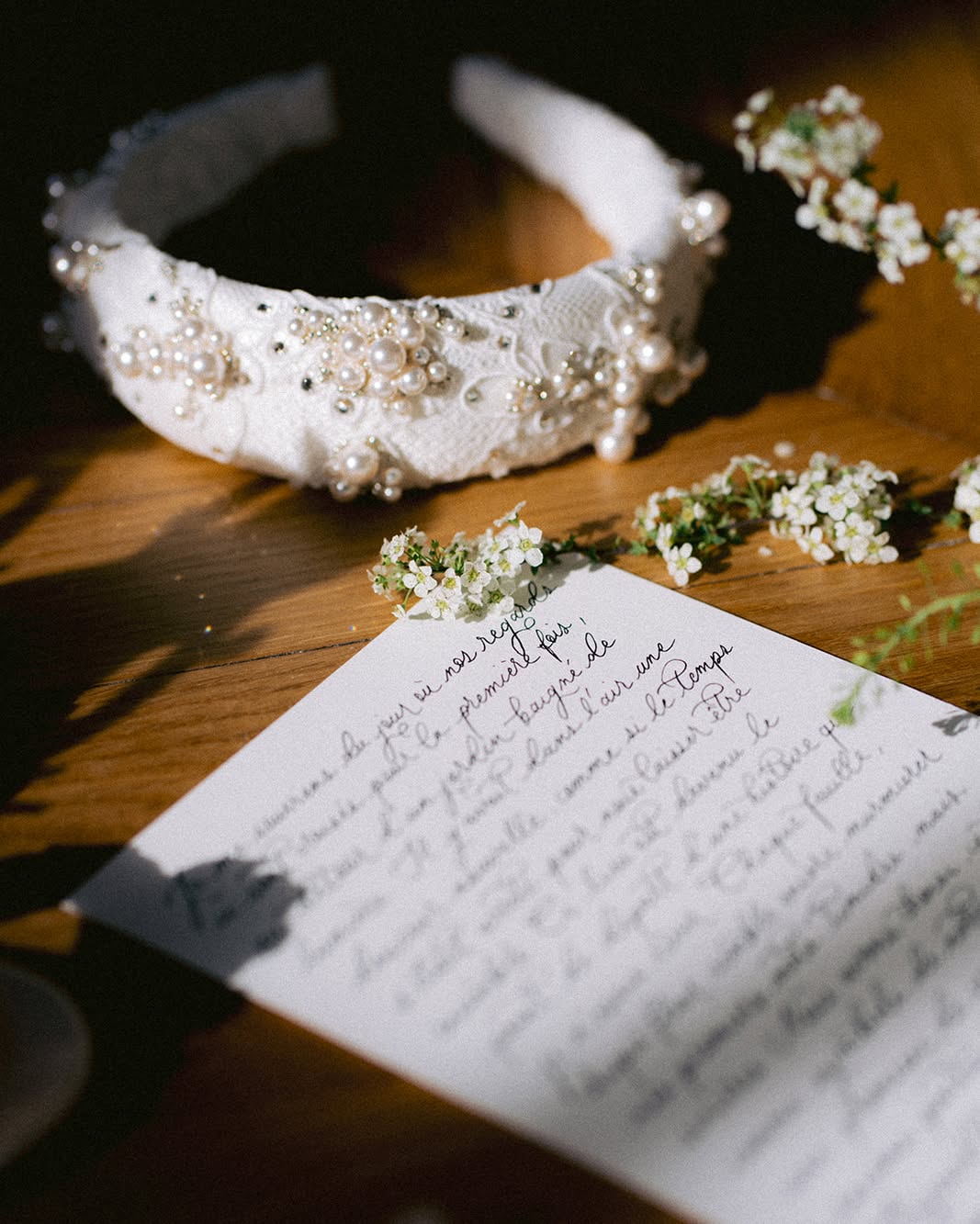 This headband brought me back to my Gossip Girl era and the Blair Waldorf vibe I wish I had been able to pull off at 16.
____
Lieu : @chateau_nainville_les_roches
Design floral : @naturebyelys
Wedding planner : @cassandra_weddingplanner
Wedding designer : @justeuneevidence
Vidéaste : @tuan.nguyen.films
Modèles : lagratiot et william_frnds
Robe : @aksel.wedding.dress
Costume : @maison_siake
Créateur de papeterie : @encresetnuances
Hair & make up artist : @iroazbeaute
Chaussures : @bellabelleshoes
Bijoux : @sohelo_bijouxmariage
Wedding content creator : @sh_signature_
Cake designer : @planete.sucree
Officiante : @theparisofficiant
Musiciens : @violinist_paris_
Locations : @evenement_objet