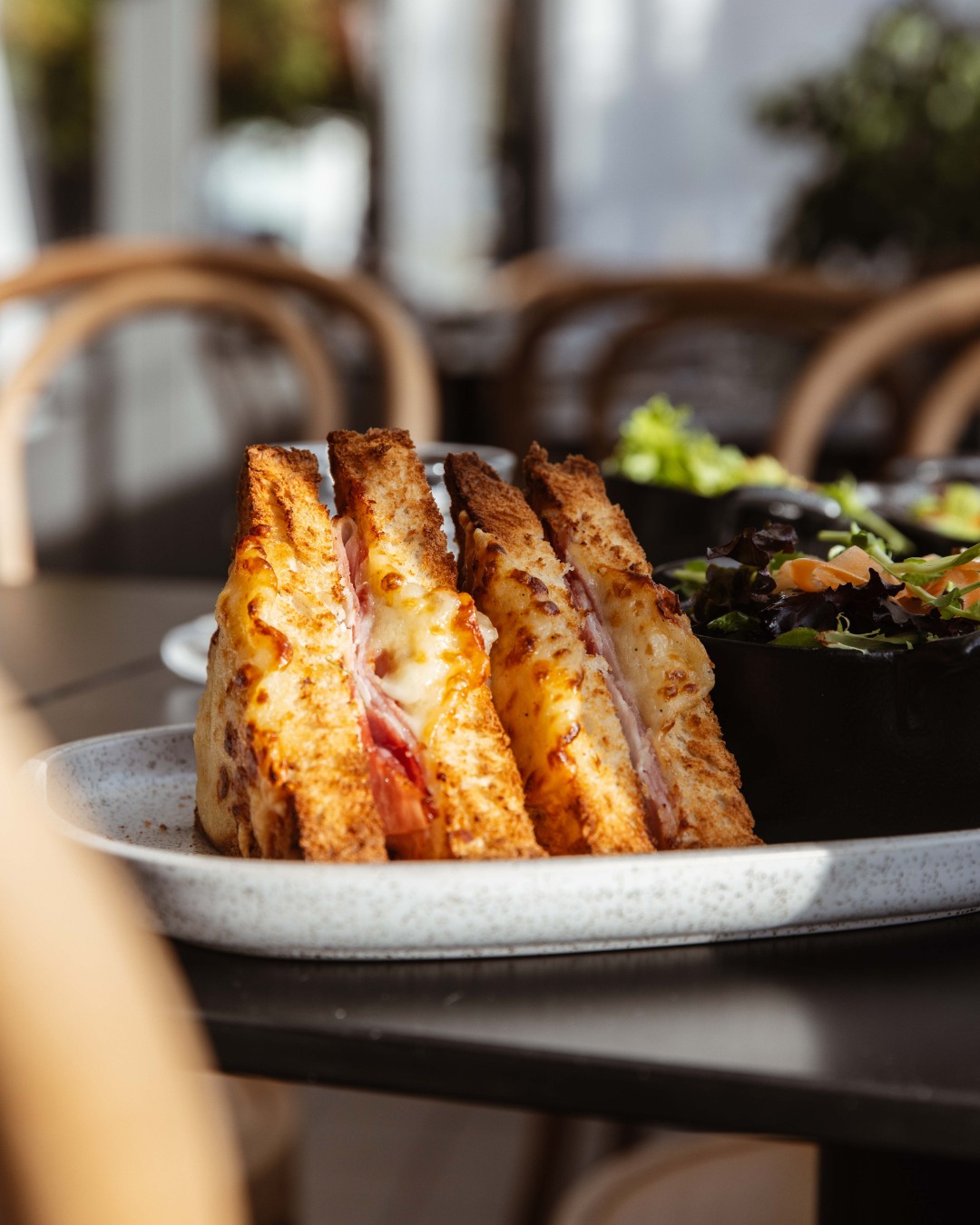L’incontournable croque truffé du Le Saint Jean 🥪
Chez nous, la gourmandise se décline en classiques revisités. Le croque truffé du Saint Jean est l’un de ces plats qui font l’unanimité : du pain croustillant, une garniture fondante et cette touche de truffe qui sublime chaque bouchée. Un grand classique, préparé avec soin par notre équipe pour vous offrir un moment de pur plaisir.
Ici, pas de cuisine impersonnelle. L’équipe du restaurant met son savoir-faire et son sens de l’accueil au service de votre expérience, parce que chaque repas doit être un instant agréable et convivial.
Venez (re)découvrir notre croque truffé et laissez-vous tenter par une pause gourmande !