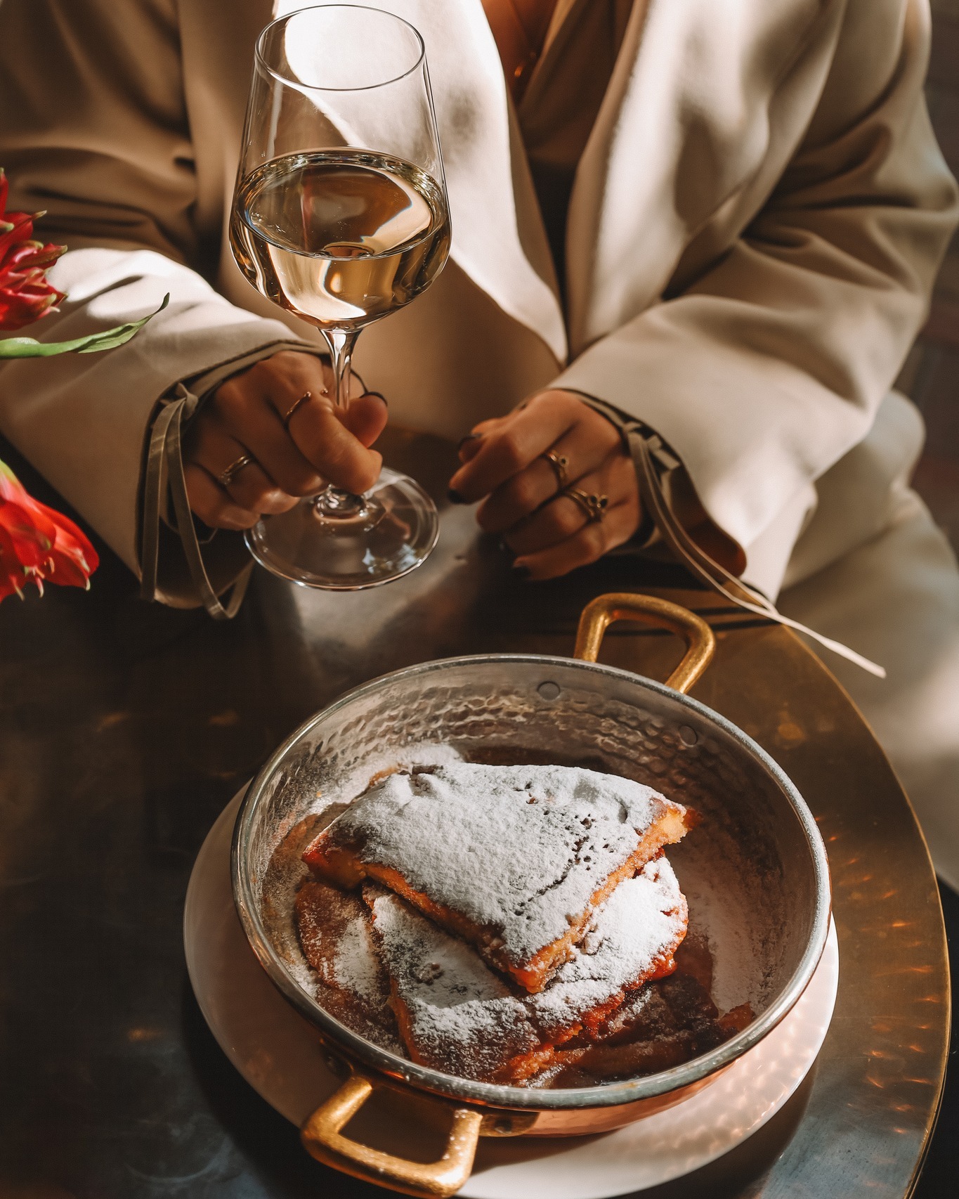 🥞 Császármorzsa: rusztikus, meleg, megnyugtató.
Aranyra sült szélek, puha belső, porcukor a tetején és kész is az egyik legkomfortosabb desszert.