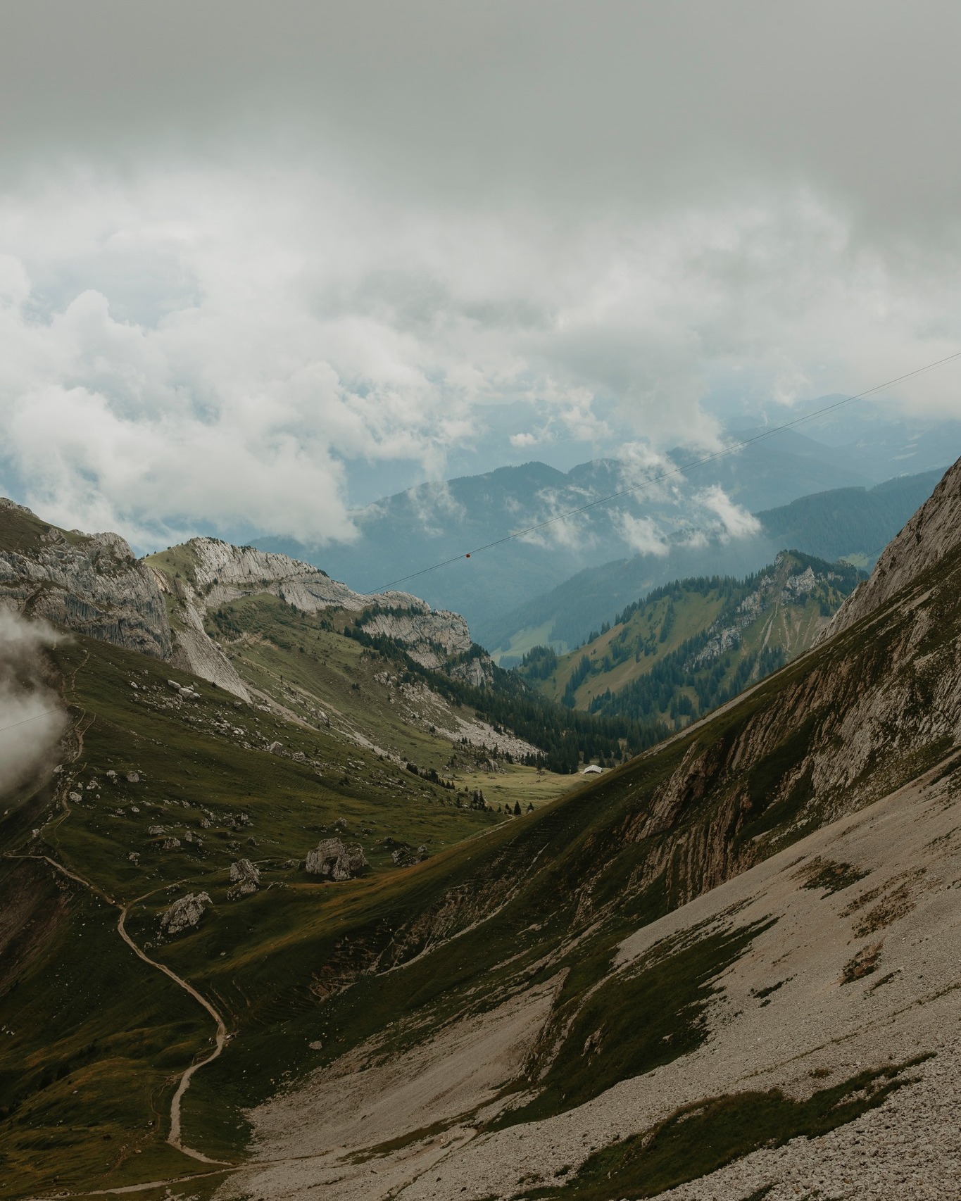 da série 'curiosidades sobre mim' 🙃
não gosto de me colocar em perigo: velocidade, desportos radicais e outros, não são para mim e não admito que me ponham em perigo. não experimentem, viro do avesso.
estas imagens são na suíça, mas não são do trilho que fiz, estava segura aqui.
no trilho repeti várias vezes ' se eu soubesse para o que vinha, não teria vindo', deixo essa história para depois.
não me arrependo, foi uma espécie de prova de superação, mas sempre que eu perdia de vista a próxima pintura a indicar que estava no caminho certo o meu coração acelerava.
ser mãe também não ajudou, a responsabilidade de ter que viver aumentou.
e tu? gostas de te aventurar?
natureza perfeita: Lucerna, Suiça 2025
p.s.: nas discussões do “vai mais devagar, não temos pressa” o meu pai pergunta-me desde sempre “tens medo de morrer filha?” , e eu respondo sempre “tenho, ainda há muito que quero fazer”