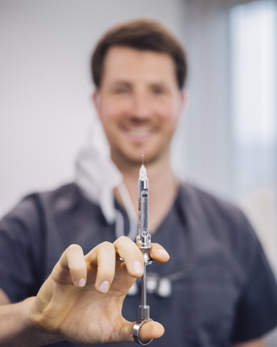 // 𝗪𝗶𝗲 𝗹𝗮𝗻𝗴𝗲 𝗵ä𝗹𝘁 𝗱𝗶𝗲 𝗕𝗲𝘁ä𝘂𝗯𝘂𝗻𝗴𝘀𝘀𝗽𝗿𝗶𝘁𝘇𝗲 𝗲𝗶𝗴𝗲𝗻𝘁𝗹𝗶𝗰𝗵 𝗮𝗻? 🦷💉
Je nach Art der Betäubung und individueller Reaktion wirkt sie meist zwischen 30 Minuten und wenigen Stunden.
Das Taubheitsgefühl lässt danach langsam nach – ganz ohne Stress. ✨
Wichtig: Erst essen, wenn das Gefühl wieder vollständig zurück ist, um versehentliche Bissverletzungen an Lippen, Wange oder Zunge zu vermeiden 💡
#drmätzler #zahnarzt #dornbirn #zahnarztpraxis #zahnarztpraxisdornbirn #zahnarztdornbirn #zahnarztpraxisteam