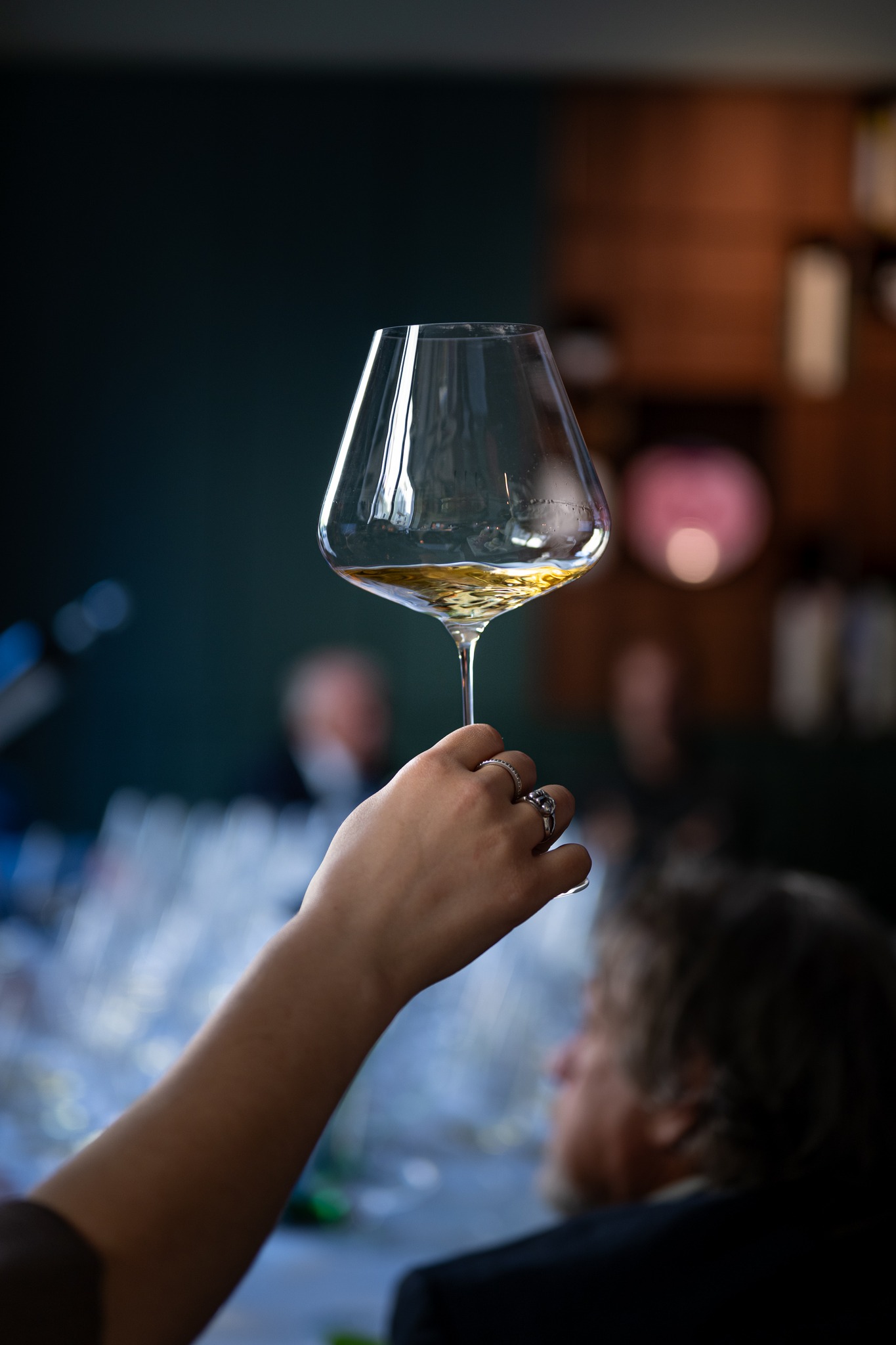 Un grande vino, sapori autentici e la compagnia di chi amiamo.
Nel ritmo frenetico della vita, il vero lusso è fermarsi.
Ritagliamoci un momento per ridere, brindare e perderci nella magia di un calice che racconta emozioni.
Perché vivere bene significa concedersi attimi che sanno di bellezza, eleganza e gioia. ✨🍷
A fine wine, exquisite flavors, and the company of those we love.
In the rush of everyday life, true luxury is taking a pause.
Let’s carve out a moment to laugh, toast, and lose ourselves in the poetry of a glass filled with joy.
Because living well means indulging in moments of beauty, elegance, and pure emotion. ✨🍷
#borgopaglianetto #verdicchiodimatelica #vinoitaliano #madeinitaly #matelica #winelovers #LuxuryMoments #WineExperience #GourmetLife #LaDolceVita #TasteTheMoment #ElegantLiving #WineTime #CelebrateLife #RefinedTaste #LuxuryVibes