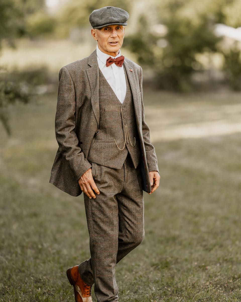 Vintage trifft Moderne.
Würdest du diesen Look tragen – ja oder nein?
Ich liebe es, wenn Menschen sich trauen, Stil zu zeigen.
Mehr Charakterportraits auf meinem Feed?
Kommentier mit 🔥 oder 👔
#explorepage
#portrait_perfection
#styleinspiration
#mensfashion
#editorialportrait
#fotograf
#creativeportrait
#portraitvision
#followforportrait
#portraitmood