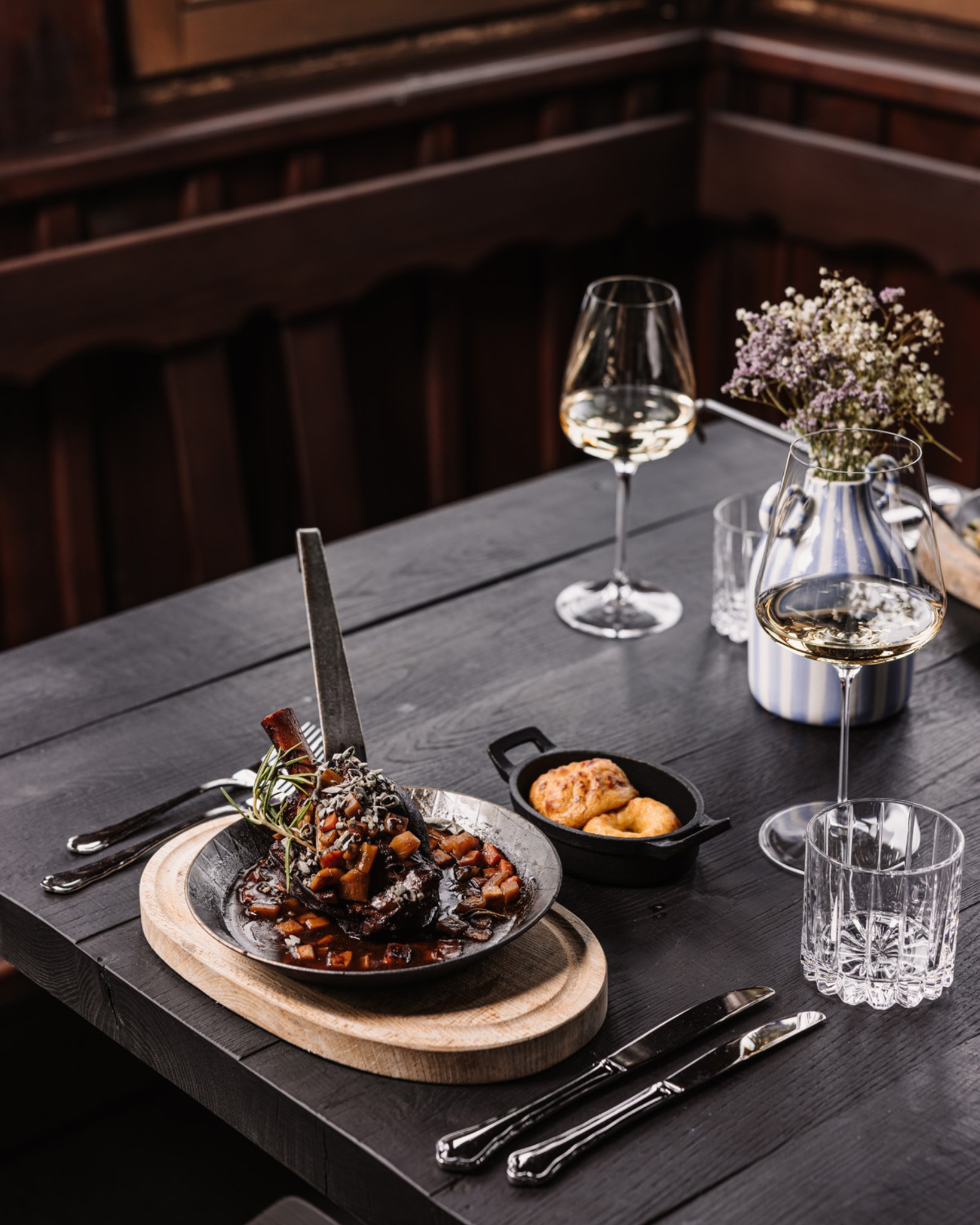 WINZERHAUS – GAUMENSCHMAUS. KLINGT GUT? SCHMECKT GUT. 🍷✨
Was sich reimt, darf auch überzeugen: Unsere saisonal angepasste Speisekarte bringt frische Ideen, beste Zutaten und jede Menge Abwechslung auf den Teller. Mal herzhaft, mal raffiniert, mal überraschend – aber immer mit dem gewissen Etwas.
Kurz gesagt: Wer Genuss sucht, findet ihn bei uns. Und zwar in jeder Saison. 🍽️💛
#winzerhaus #kogelberg #winzerhauskogelberg #suedsteiermark #visitsteiermark