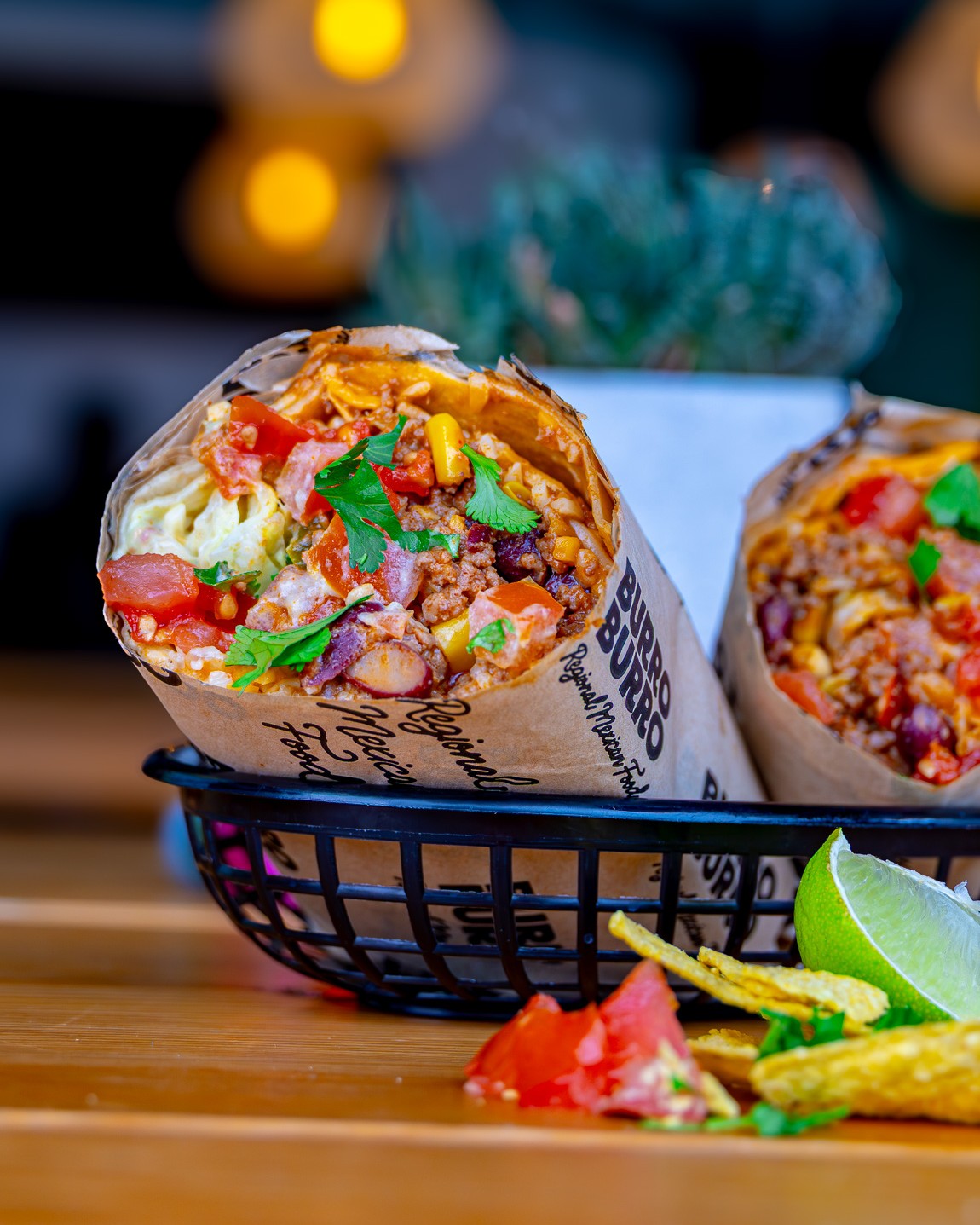 Nur für kurze Zeit noch: DON CHEESY CON CARNE 🌯🧀
Eine softe Weizentortilla trifft auf cremiges Chili con Carne, knusprige Nachos sorgen für den perfekten Crunch, knackiger Eisbergsalat für den Frischekick und eine frische Tomaten-Salsa mit leichter Würze bringt alles zusammen. Getoppt mit cremiger Guacamole, zartschmelzendem Cheddar und einem Hauch Koriander wird er zum ultimativen Burro für alle, die es herzhaft und richtig cheesy lieben.
So cremig hast du Chili noch nie genossen! 😋
#doncheesyconcarne #BurroBurro #cheesylove #foodie #genussmoment