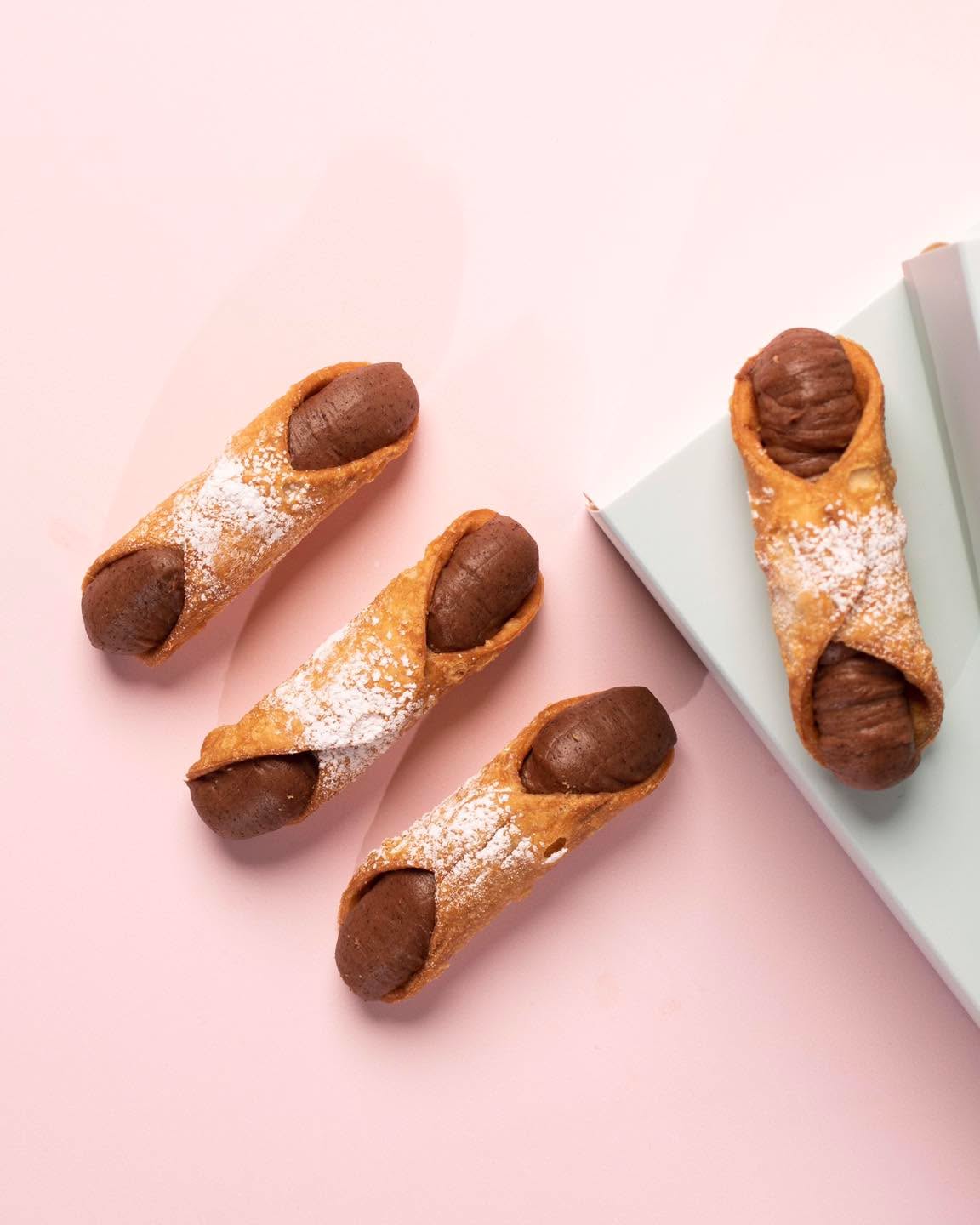 لمسة قرفة وقلب من الشوكولاتة 🤎
 كانولي مصنوعة للیالٍ تطول وتُحلى🌙
A touch of cinnamon, a heart of chocolate. 🤎
A cannoli made for evenings that stretch a little longer🌙