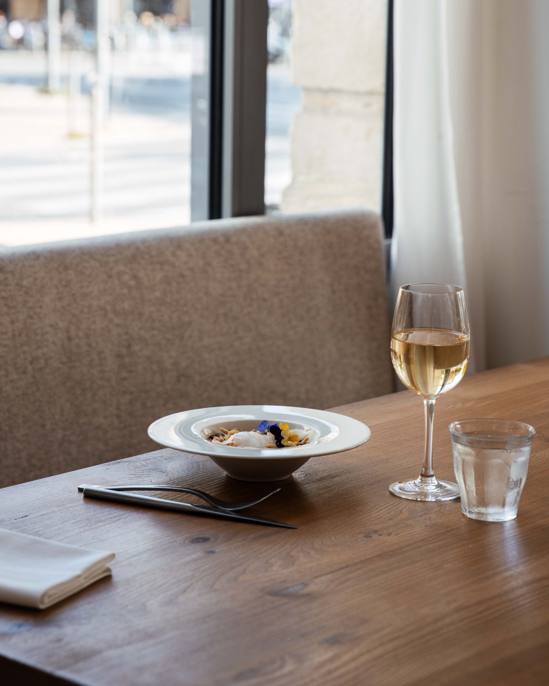 Bienvenue au Le Saint Jean 🍽️
Notre équipe vous accueille chaque jour avec sourire et attention, pour vous offrir un moment gourmand et convivial. Ici, pas de fioritures : seulement une cuisine savoureuse et un service chaleureux, pensés pour que votre déjeuner ou dîner soit une véritable pause plaisir.
Que ce soit pour un repas entre amis, un déjeuner professionnel ou une escapade gourmande, notre équipe met tout en œuvre pour vous faire vivre une expérience agréable et authentique.
📅 Réservez votre table et venez partager un moment à notre table
Nous avons hâte de vous accueillir !