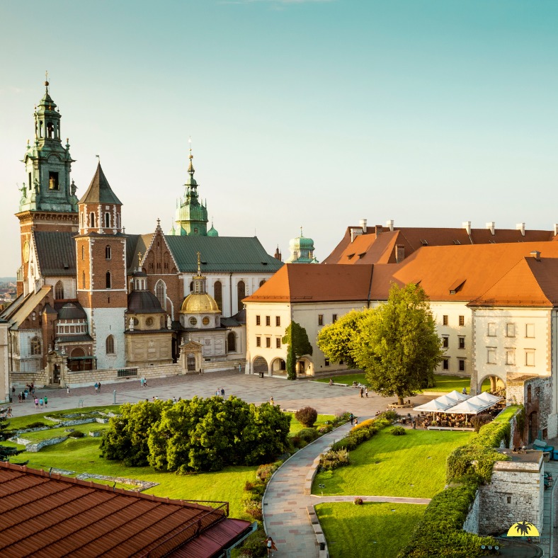 𝐂𝐫𝐚𝐜𝐨𝐯𝐢𝐞, 𝐮𝐧𝐞 𝐯𝐢𝐥𝐥𝐞 𝐪𝐮𝐢 𝐦𝐚𝐫𝐪𝐮𝐞 𝐥𝐞𝐬 𝐞𝐬𝐩𝐫𝐢𝐭𝐬
Découvrir Cracovie, c’est plonger dans l’une des villes les plus fascinantes d’Europe centrale. Flâne dans la vieille ville classée à l’UNESCO, admire la place du Marché et le château du Wawel, puis explore les quartiers animés où culture et gastronomie se rencontrent.
À quelques kilomètres, la visite du site mémoriel d’Auschwitz-Birkenau est une expérience forte et essentielle, offrant un moment de réflexion et de mémoire lors de ton séjour. La région invite aussi à la découverte, entre mines de sel, nature et traditions polonaises.
Info insolite : sous Cracovie se cache un vaste réseau de caves et de galeries, vestiges de plusieurs siècles d’histoire, dont certaines se visitent encore aujourd’hui.
Un séjour à Cracovie allie émotion, culture et authenticité, pour un voyage aussi enrichissant qu’inoubliable.
#Cracovie #Pologne #CityTrip #VoyageCulturel #Histoire #VoyageSurMesure #DécouverteEuropéenne #romontregion