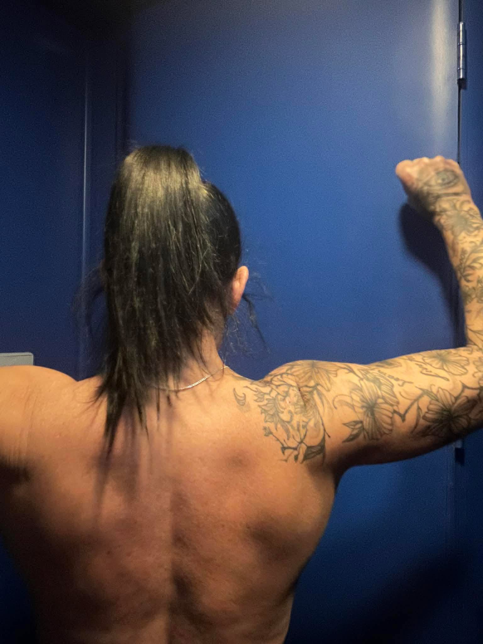 When a message comes to me from a client …
“Damn,this is amazing”
Priceless!!!
Let’s talk about life’s struggles .
*Mental health
*Caregiving
*Work
*Relationships
*Burn out
This beauty has faced it all !
Through her workouts and eating healthy , she has been able to find strength inside and out !
Do you agree that finding a routine that works is a step towards feeling better, in various ways?
D.c.fitness