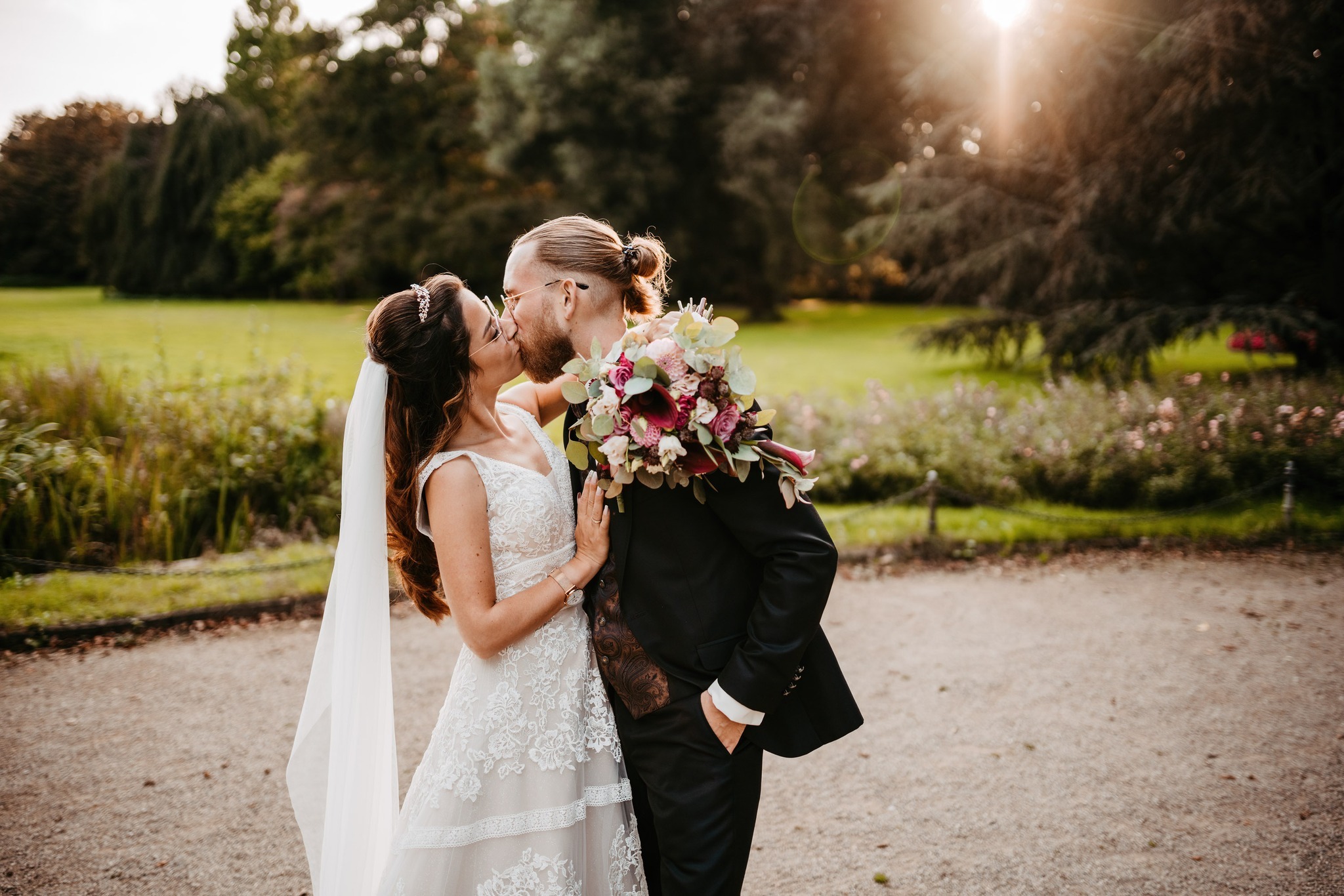 Sunset Feeling ☀️ mit Nadine und Thomas im schönen Stadtgarten 😍
Wir drei haben uns mal ein bisschen in der frühen Abendstimmung kurz aus dem Staub gemacht 😅
Der Stadtgarten am Overbeckshof bietet sich einfach so sehr als "Rundkurs" an. Da braucht es auch nicht wirklich Zeit für 😉