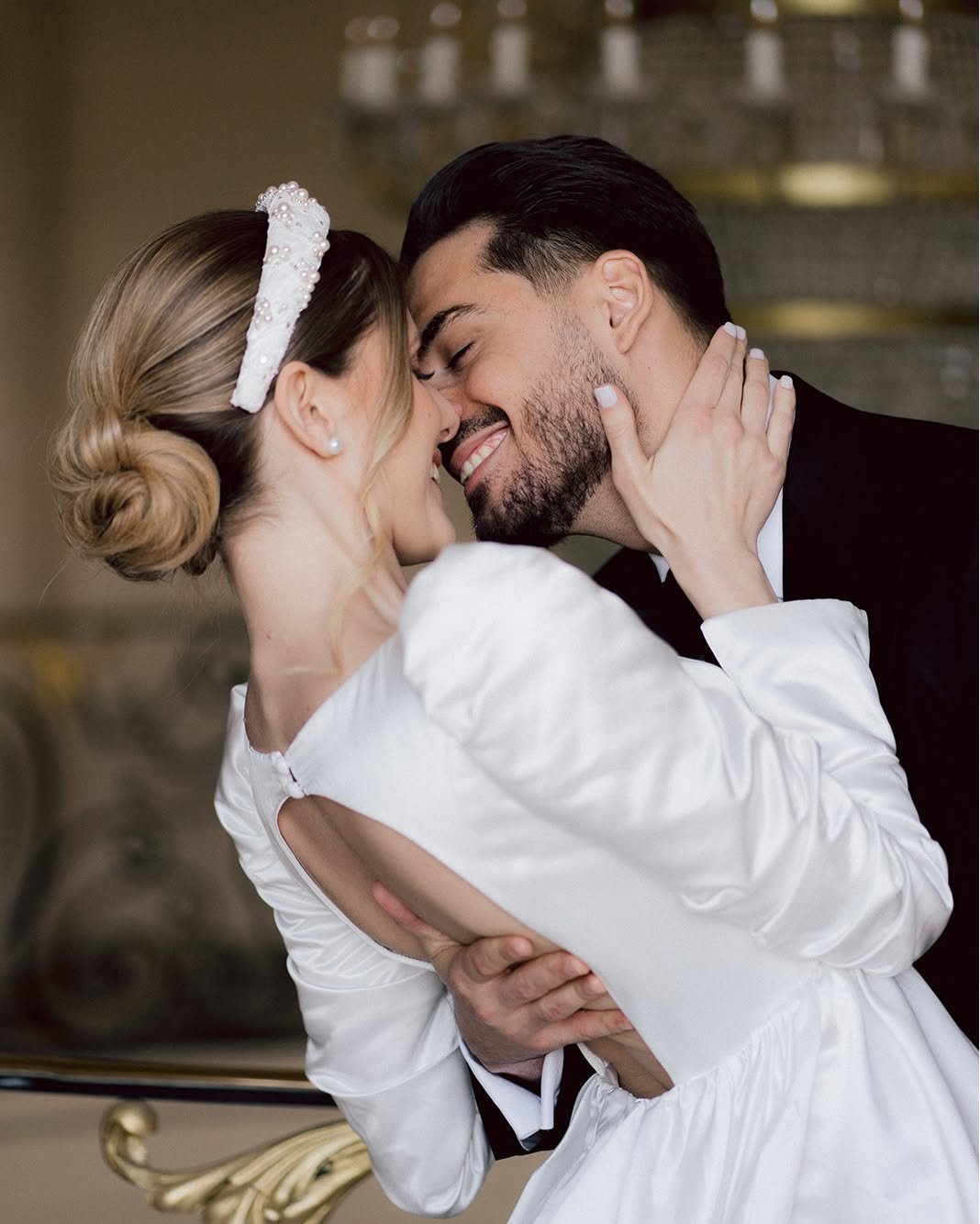 This is what I imagine an elegant-kiss-while-smiling should look like. Never managed that one myself, though. I’ve burst into laughter so many times I think my husband has kissed my teeth more than my lips over the years. He always complained about it. Always came back for more, though. Because I’m just that lovable. ✨
Lieu : @chateau_nainville_les_roches
Design floral : @naturebyelys
Wedding planner : @cassandra_weddingplanner
Wedding designer : @justeuneevidence
Vidéaste : @tuan.nguyen.films
Modèles : lagratiot et william_frnds
Robe : @aksel.wedding.dress
Costume : @maison_siake
Créateur de papeterie : @encresetnuances
Hair & make up artist : @iroazbeaute
Chaussures : @bellabelleshoes
Bijoux : @sohelo_bijouxmariage
Wedding content creator : @sh_signature_
Cake designer : @planete.sucree
Officiante : @theparisofficiant
Musiciens : @violinist_paris_
Locations : @evenement_objet
___
#destinationweddingfrance #loirevalleywedding #chateauwedding