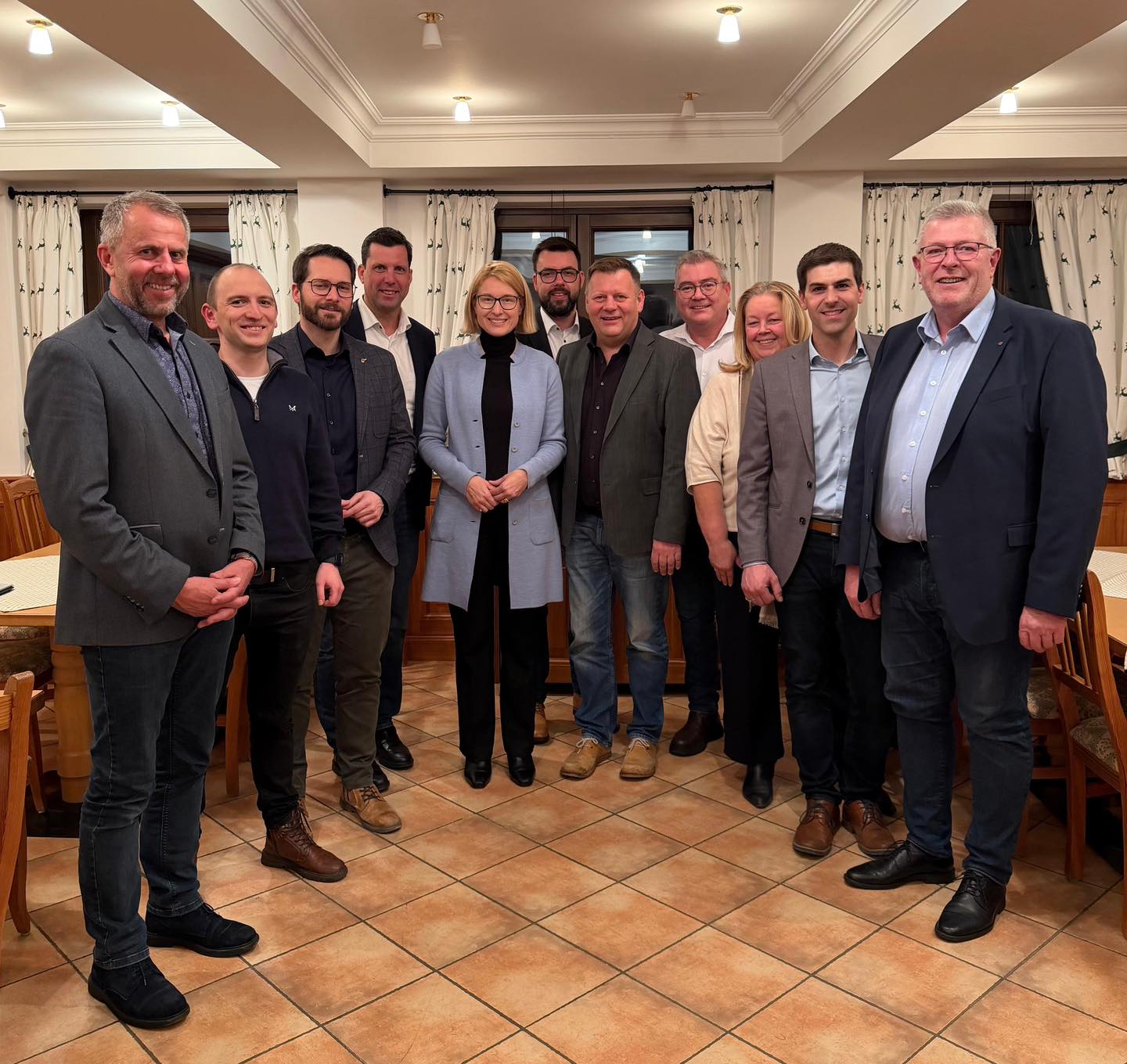 Herzlichen Dank an Landesrätin und Landeshauptmann-Stellvertreterin Mag. Christine Haberlander für das offene Gespräch über aktuelle kommunale und regionale Themen – von Infrastruktur über Bildung bis zur Stärkung unserer Gemeinden 💬🙏 
Bürgermeister Ingo Dörflinger konnte wichtige Anliegen und Zukunftsthemen besprechen, die unsere Gemeinde und Region bewegen. 🤝✨