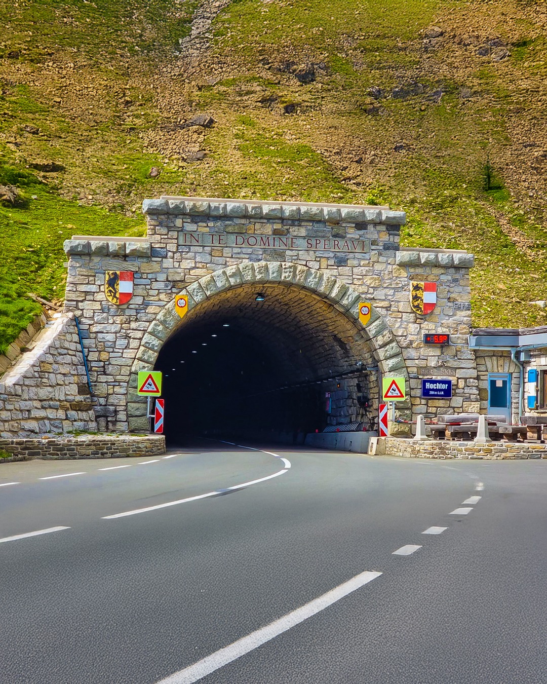 📍Hochtor, Áustria
Grossglockner High Alpine Road
“In Te Domine Speravi.”
A 2.504 metros de altitude, esse túnel não é apenas uma passagem na montanha.
É o portal para um dos trechos mais icônicos dos Alpes.
Você reduz, respira fundo e atravessa.
Do outro lado, curvas perfeitas, ar fino e o Grossglockner dominando o horizonte.
Algumas estradas você percorre.
Outras, você atravessa e nunca mais esquece.
Quer viver isso em 2026?
Comente ALPES e receba no direct o roteiro completo do tour Passos Alpinos + Oktoberfest.
#Grossglockner #Hochtor #AlpesAustríacos #Mototurismo #ViagemDeMoto #TourDeMoto #XtradaExpeditions #PassosAlpinos #BMWGS #RoteiroDeMoto #Xtrada