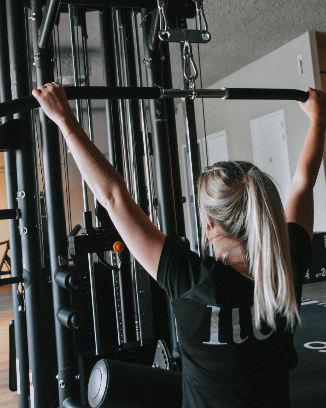 Wat is dat toch met buikvet? 🫠
Iets waar veel mensen onzeker over zijn, juist omdat het zo moeilijk weggaat. Je kunt gezond eten, bewegen en tóch blijft dat buikje aanwezig.
Frustrerend 🤬? Absoluut. Herkenbaar 🧐? Zeker!
En nee, dat ligt echt niet automatisch aan “te veel eten” of “te weinig bewegen”. Rond je buik spelen namelijk veel meer factoren mee dan alleen calorieën. Denk aan stress, slaap, hormonale schommelingen en dagelijkse gewoontes die onbewust invloed hebben op vetopslag.
Dit zijn de gewoontes die buikvet in stand houden:
🍔 Eten zonder aandacht
😴 Te weinig (of te veel) slaap
🍽️ Laat eten in de avond
🥤 Light frisdrank
😟 Stress
🍞 Veel snelle koolhydraten
🏋️ Te weinig beweging
Weten wat dit nou precies inhoudt?
Lees hier mijn blog over buikvet waarin ik het uitleg én praktische tips geef: https://www.fitmetfleur.com/post/buikvet-dat-maar-niet-verdwijnt-dit-wil-je-lichaam-je-vertellen