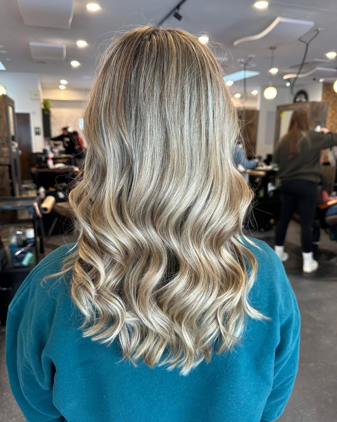 Highlight & tone 😍
Hair by @julia_hair.artist
•
•
•
#vahairsalon #blonde #highlights #blacksburghairstylist #Charmariesalon