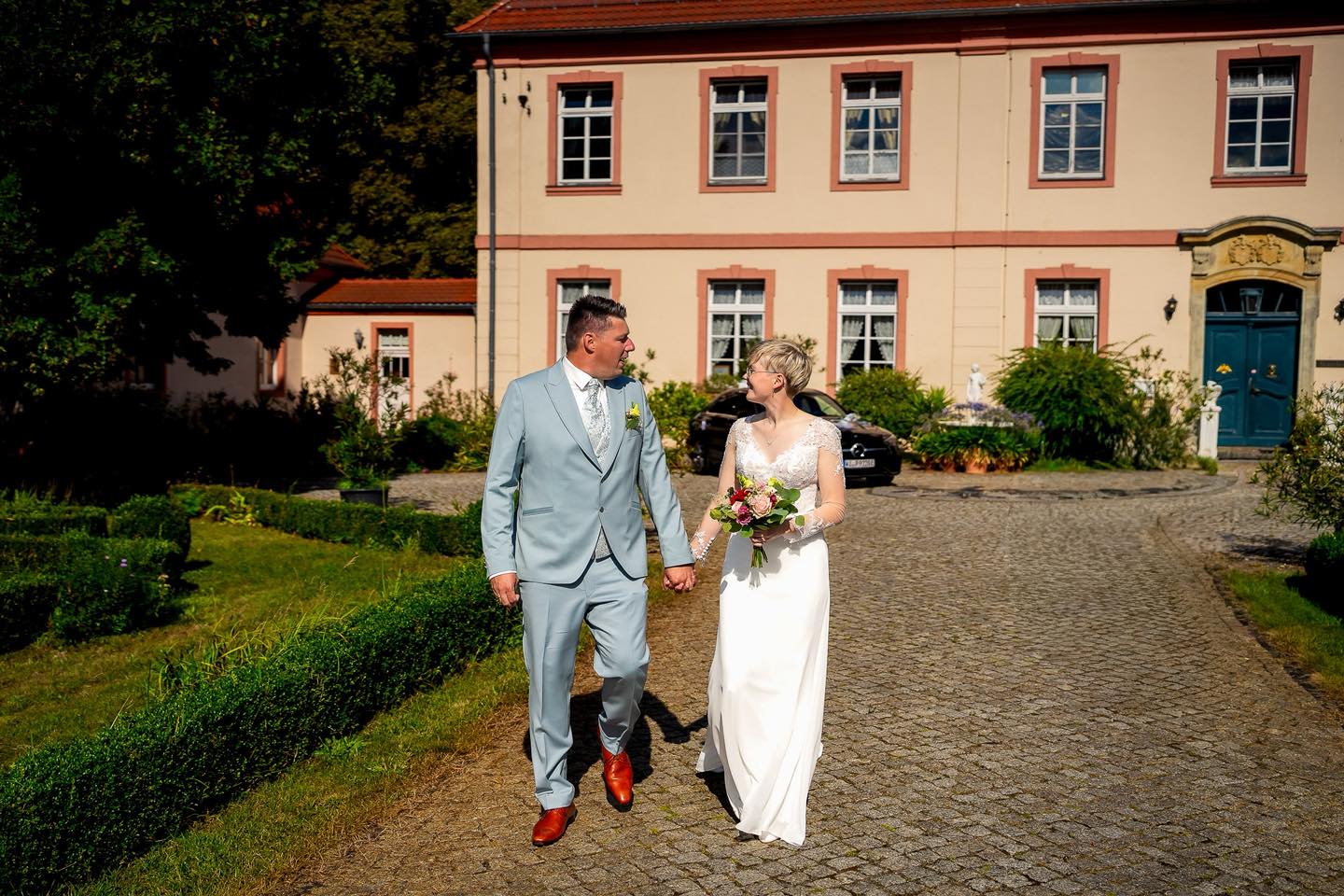 Und dann gehen sie los.
Nicht perfekt choreografiert.
Nicht gestellt.
Einfach Hand in Hand –
mit diesem Blick, der sagt:
„Wir zwei. Jetzt. Für immer.“
Zwischen Geschichte, altem Gemäuer und warmem Sommerlicht beginnt ein neues Kapitel.
Genau solche Wege begleite ich.
Unaufdringlich. Nah. Echt.
Andreas Finsterbusch-Franke
Franke Fotografie | Neuruppin
Wer heiratet 2026 oder 2027?
#hochzeitsfotografbrandenburg #hochzeitsreportage #frankefotografie