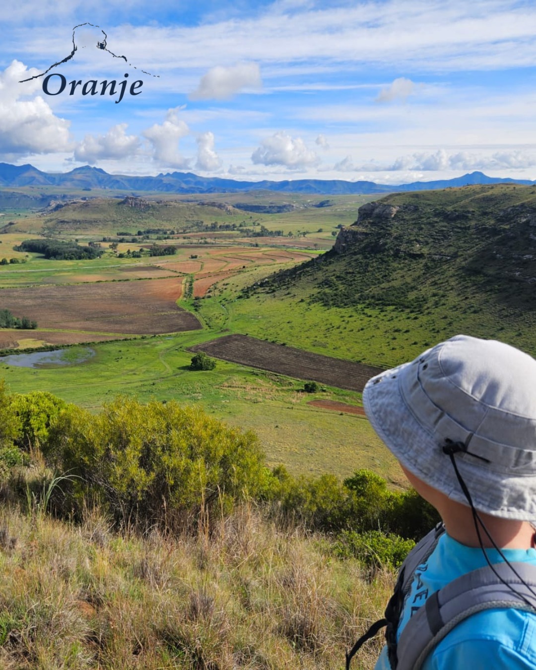 Soms laat 'n uitsig jou net vir 'n oomblik stilstaan. ⛰️
By Oranje Gasteplaas is dit maklik om van tyd te vergeet en net die oomblik te geniet.
#OranjeGasteplaas #VrystaatUitsig #BergWegbreek