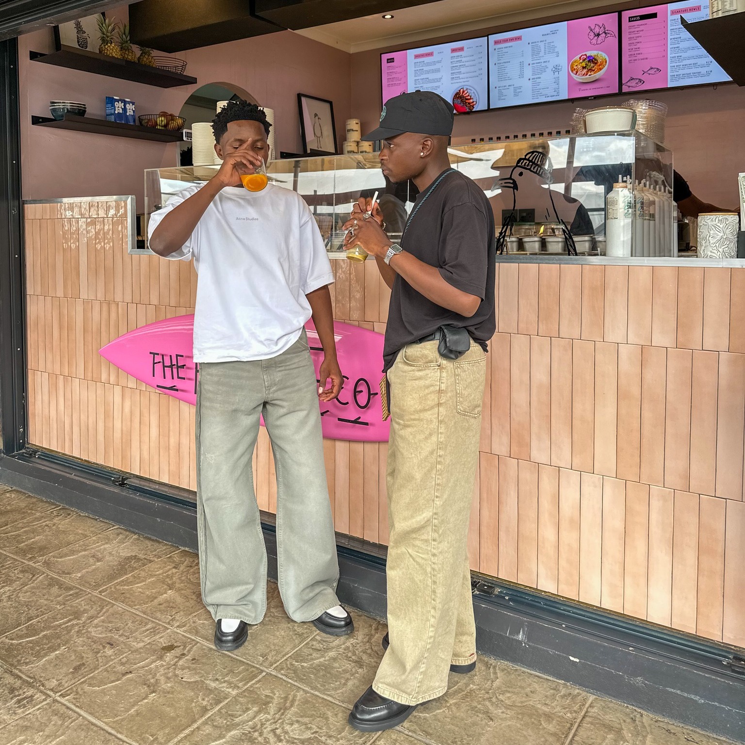Good friends and vibrant smoothies is a combo we can’t get enough of. ✨