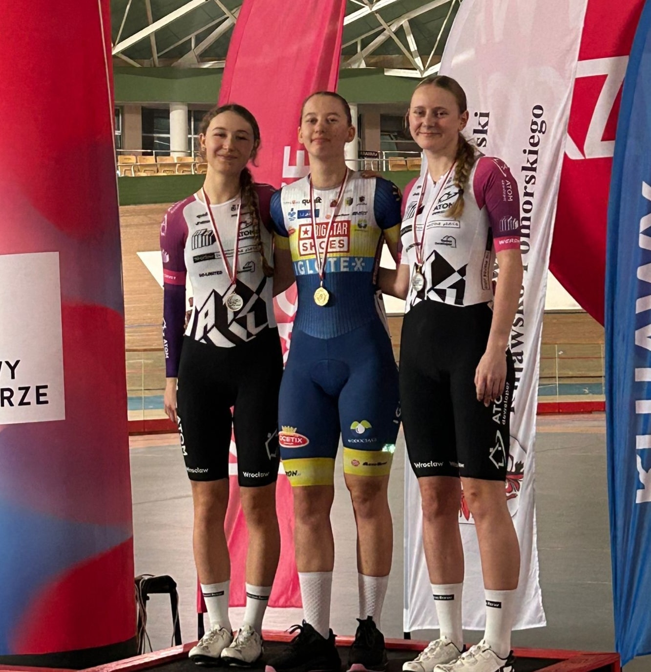 Success in Pruszków!
Day one of the Polish Cup on the track is in the books. Our Junior girls showed their strength, taking second and third place in the omnium!
🥈@kinga_sl0mka
🥉@_julia.pospiech
17th place @aniela_augustyniak
18th place @_na4alia_
Huge round of applause for fighting until the very end! Congratulations, and we can't wait for more.
#2Bteam #allezatomówki #trackcycling #atomdeweloper_team_wroclaw