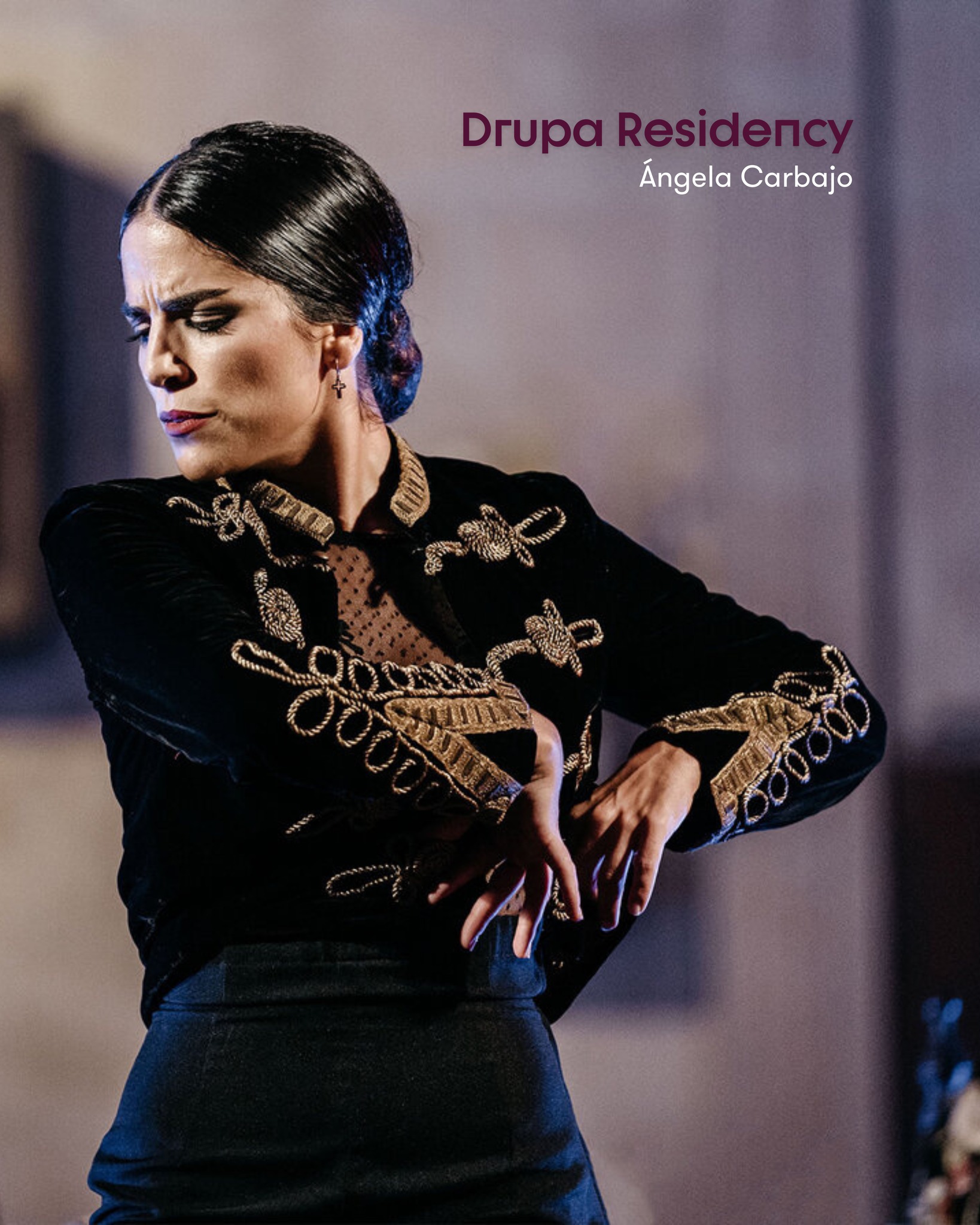Ángela Carbajo in residenza a Drupa🍒
Ángela è una delle figure più riconoscibili del flamenco contemporaneo. Bailaora, coreografa e insegnante con radici basche e andaluse, Ángela unisce ricerca artistica e didattica, portando il flamenco dentro il corpo, nello spazio e nella relazione con le altre persone.
A maggio sarà in residenza a Drupa Centre per “Llamada Flamenca”, un weekend interamente dedicato alla pratica e all’approfondimento del flamenco.
Guiderà un percorso che attraversa tecnica ed espressività, coreografia di diversi livelli, lavoro con il mantón e con la bulería, fino alla costruzione dell’immagine scenica attraverso il make-up.
Sabato 16 maggio sarà protagonista della seconda edizione di “Drupa Tablao”, uno spettacolo dal vivo insieme ai musicisti Jose Salguero, Francesco Perrotta e Antonio Porro.
🍒🫒🍑
#drupacentre #residency
#drupacentre #residency