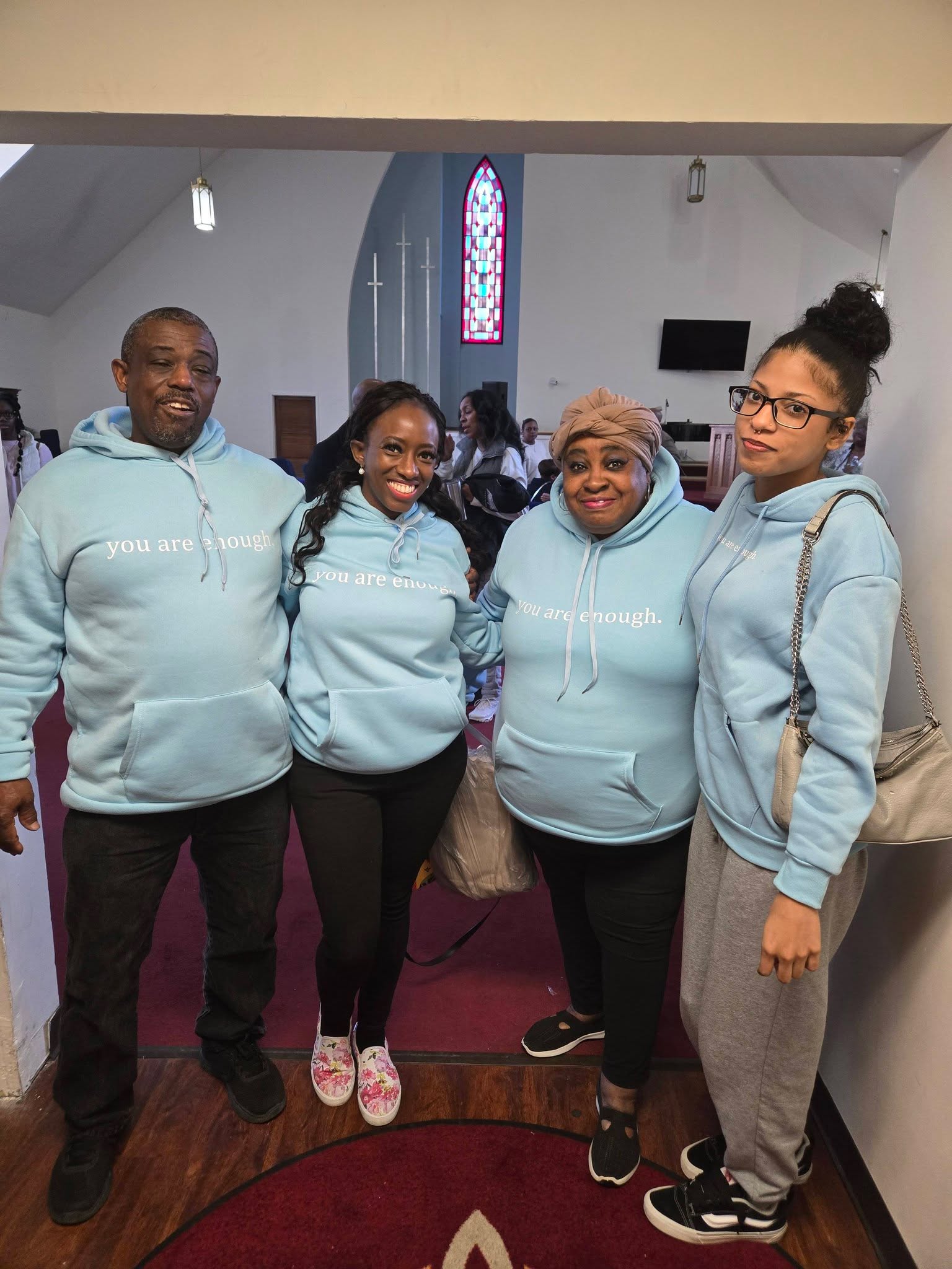 The family that prays together (and wears the same sweat shirt together)........
STAYS TOGETHER. 😍
Hey Kendricks 👋🏾