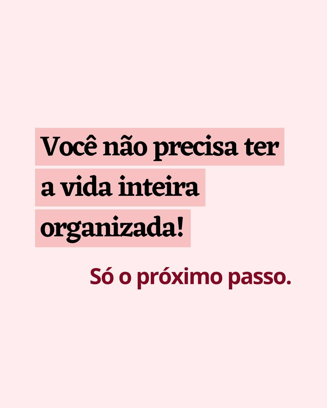 A ansiedade adora essa pergunta: “E o resto?”
Você resolve uma coisa e já lembra das outras dez.
Organiza uma área e pensa em tudo que ainda está bagunçado.
E aí vem aquela sensação pesada de:
“Minha vida está desorganizada.”
“Eu estou atrasada.”
“Eu precisava já ter resolvido isso.”
Mas existe um ponto importante aqui: Excesso de antecipação gera fadiga mental.
Quando o córtex pré-frontal fica tentando prever todos os cenários, todas as decisões e todas as consequências ao mesmo tempo, ele entra em sobrecarga.
E sobrecarga não paralisa porque você é incapaz.
Paralisa porque seu cérebro está tentando processar informação demais.
Você não precisa organizar a vida inteira hoje.
Só o próximo passo possível.
Pequeno.
Realista.
Executável.
Clareza não vem de pensar mais.
Vem de começar a agir com o que é possível!
Se você sente que precisa de uma estrutura prática para organizar sua mente, reduzir sobrecarga e transformar ansiedade em ação possível, escreva CICLOS aqui que eu te conto mais sobre o meu Planner Terapêutico Ciclos de Mim!