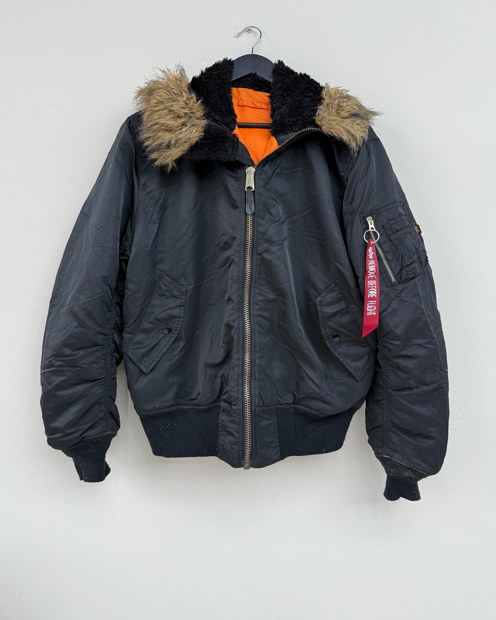 Flight heritage. Inverno pronto al decollo. ✈️
In vendita Alpha Industries N-2B Heritage Winter Jacket, iconico bomber da volo ispirato ai modelli originali dell’aeronautica americana degli anni ’50. Un classico military reinterpretato per la città.
🧥 Caratteristiche principali
🔹 Design: taglio corto in vita, polsini e fondo a costine per massima protezione dal freddo
🔹 Cappuccio: foderato in eco-pelliccia con bordo rimovibile
🔹 Particolarità: cappuccio divisibile con cerniera centrale
🔹 Materiale: 100% Flight Nylon idrorepellente
🔹 Fodera interna: iconico arancione ad alta visibilità
🔹 Dettaglio cult: tasca utility sulla manica con nastro rosso “Remove Before Flight”
Calda, funzionale e senza tempo. Perfetta per chi cerca un outerwear tecnico con autentico DNA aviation.
🛒 Disponibile sul nostro shop on-line oppure in Store
💬 Contattaci per qualsiasi informazione o dettaglio che vuoi sapere
#AlphaIndustries #N2B #FlightJacket #RemoveBeforeFlight