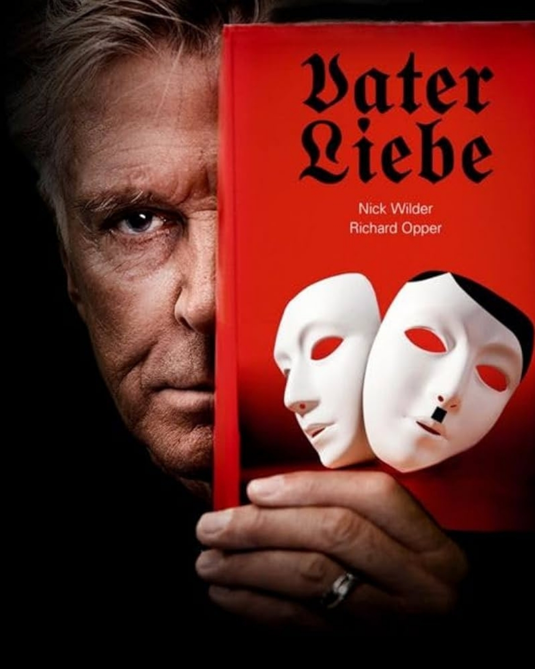 Werbung | unbeauftragte Markennennung
Wenn Literatur auf Handwerk trifft, entstehen ganz besondere Projekte.
Im Zuge der Autorenlesung von Nick Wilder durften wir das Buch „Vaterliebe“ als Torte interpretieren – mit viel Liebe zum Detail, handwerklicher Präzision und einer großen Portion kreativer Freiheit.
Das Buch ist erhältlich unter www.nick-wilder.de
In dieser Arbeit steckt weit mehr als nur Backkunst: Wir haben uns intensiv mit der Geschichte, der Stimmung und der Aussage des Buches auseinandergesetzt, um daraus ein Design zu entwickeln, das die Atmosphäre greifbar macht.
Genau solche Projekte zeigen, wie vielseitig und kreativ echtes Konditorenhandwerk sein kann.
Auch wenn viele Momente hinter den Kulissen stattfinden, möchten wir euch diese besondere Torte nicht vorenthalten – denn jedes Werk erzählt seine eigene Geschichte und steht für viele Stunden Leidenschaft, Planung und Handarbeit.
Wie gefällt euch die Umsetzung?
Eure Julia 🥰
#vaterliebe #nickwilder #autorenlesung #buchliebe #cakedesign #konditorei #handwerkmitliebe #tortenkunst #kreativhandwerk #instacake #bookcake #eventtorte #kreativeaufträge #itsacake #itzehoe #heiligenstedten