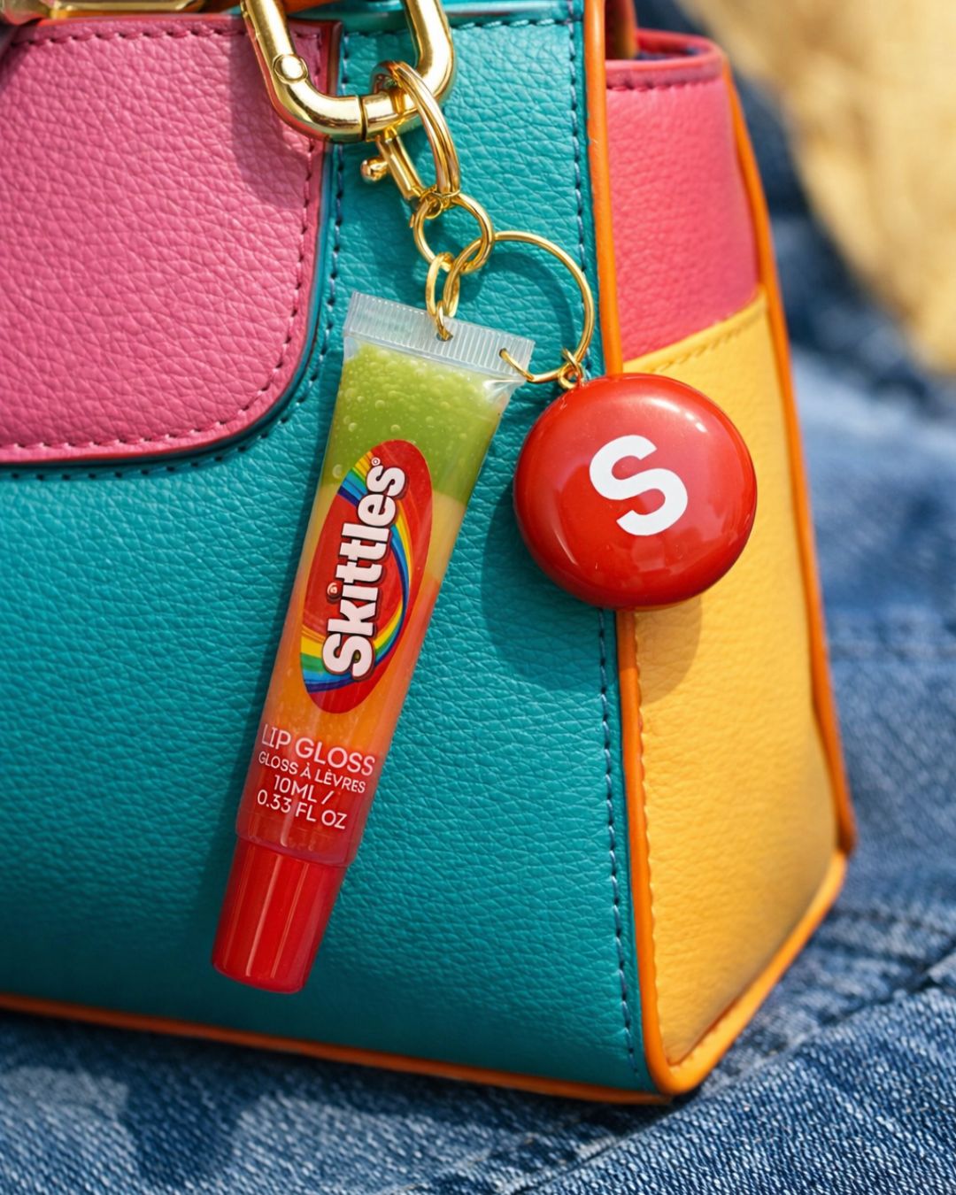 When your lip gloss becomes your cutest accessory.
Skittles 4-in-1 Lip Gloss with Bag Charm, exclusively available at @primark
#readmylipsgb #skittles #lipgloss #bagcharm #primarkbeauty