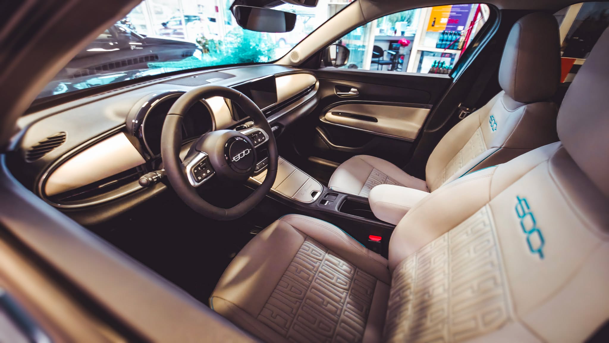 Poznáte ten pocit, keď si sadnete za volant a hneď viete, že toto je ONO? 😍 Vo Fiate 600 na vás dýcha dokonalý štýl, prémiové materiály a originálne detaily. Či už vás čaká ranná káva v meste alebo víkendový výlet, z týchto sedadiel sa vám nebude chcieť vystúpiť. ☕🛣️
#AutosportSzilagyi #Fiat #Fiat600 #Dizajn #NoveAuto