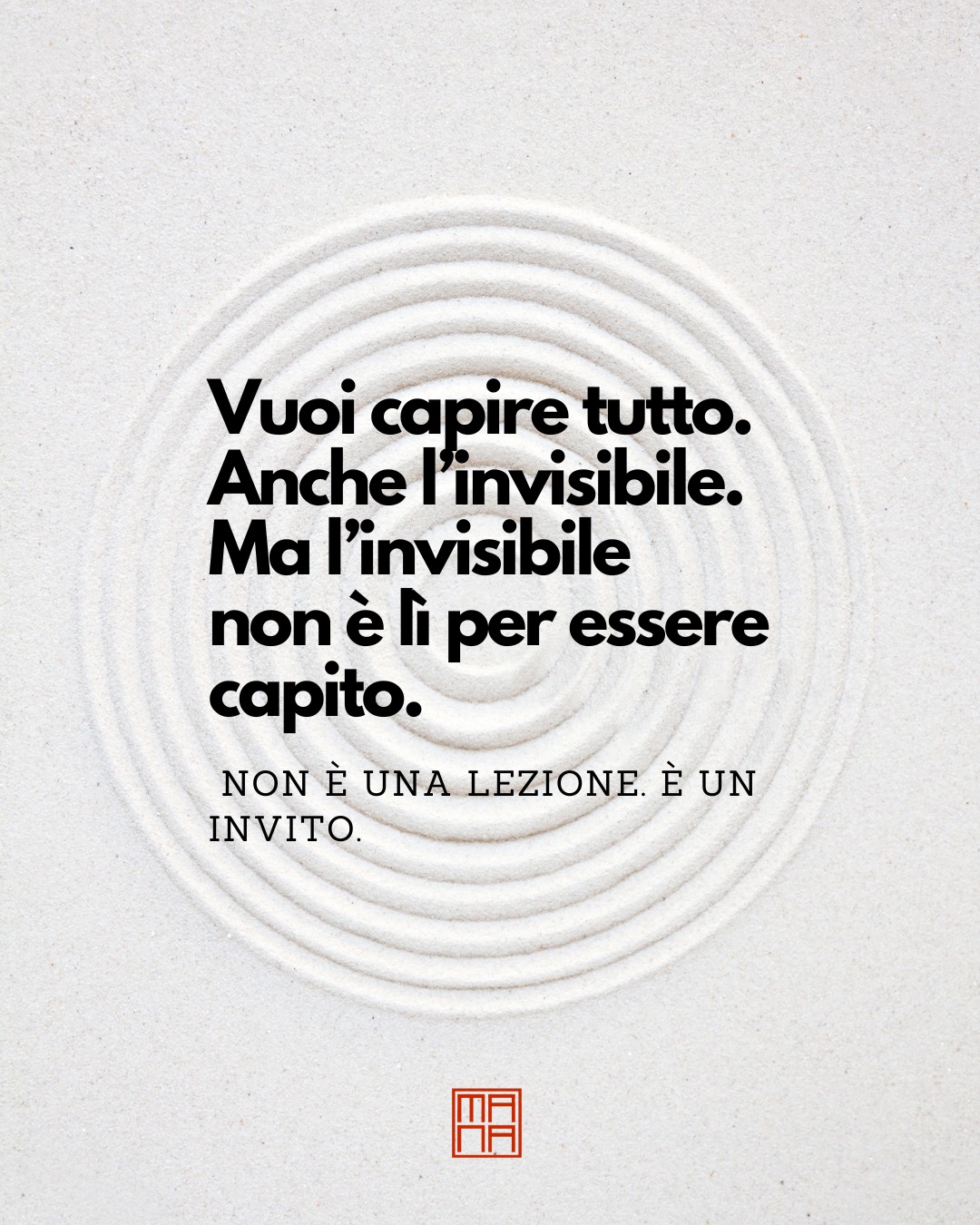 Hai chiesto:
“Cosa significa questo gesto?”
“Che senso ha questo vuoto?”
“Perché si fa così?”
E ogni volta che non arriva una risposta chiara… ti irrigidisci.
Vuoi senso.
Vuoi sapere.
Vuoi che ogni tratto abbia un significato da poter spiegare.
Ma yūgen non si spiega.
Si sente.
Si lascia intravedere, come il suono lontano di un tamburo nella nebbia.
La pittura zen non ti dà tutte le chiavi.
Perché alcune porte non sono fatte per essere aperte.
Sono lì per farti fermare.
E stare.
A disagio, magari.
Ma vivo.
E stranamente in pace.
#zenpainting #pitturazen #meditazione #sumi_ink #sumie