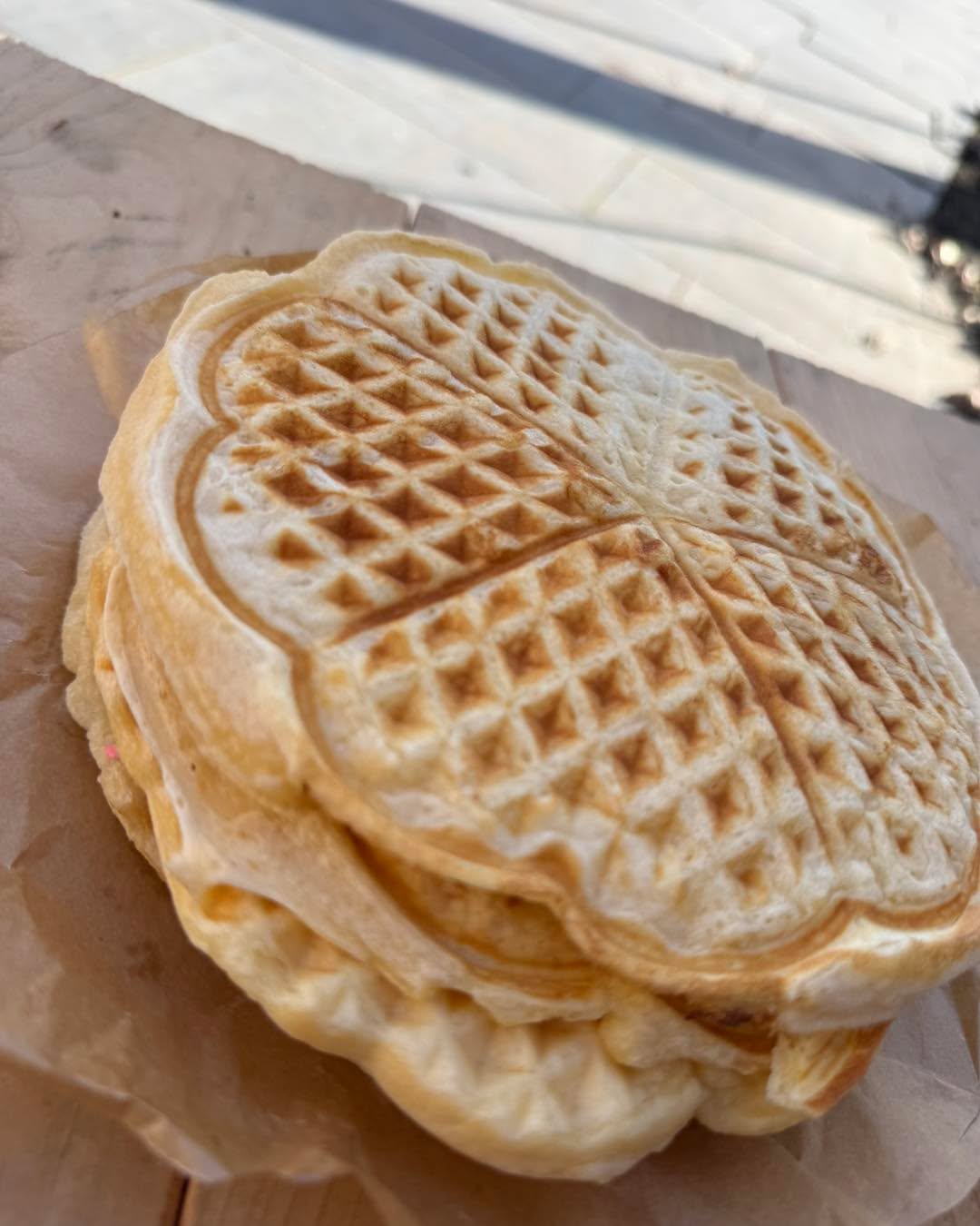 🧇HAPPY WAFFLE DAY🧇😋
Haal allemaal je wafelijzer boven! En geniet samen met familie en vrienden van een heerlijke fika met verse wafeltjes 🎉🧇
Wil jij graag het recept van mijn heerlijke Noorse wafeltjes die ik serveer tijdens de kidsdays of tijdens teambuildings?
👉🏻 Reageer dan snel in de comments en tag de personen met wie jij je wafeltjes wil delen 😄 #waffleday #fika #fikatime #fikafika #genieten #genietenvandekleinedingen