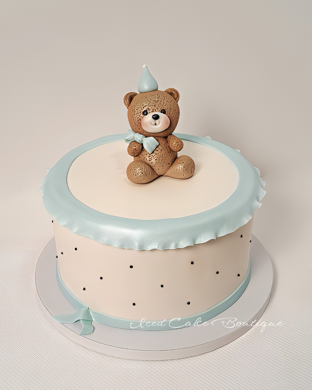 A little teddy bear moment 🧸✨
Soft neutrals, delicate detailing, and just the sweetest baby shower design.
Celebration cakes can be paired with custom cookies and dessert add-ons to create a cohesive table display.
Available in 6", 8", and custom sizing.
Baby showers, baptisms, first birthdays and more 🤍
#TorontoBabyShower #TorontoMom #GTAEvents #BabyShowerCake #TorontoCelebrations #CustomCookiesToronto #OntarioEvents #icedcakeboutique