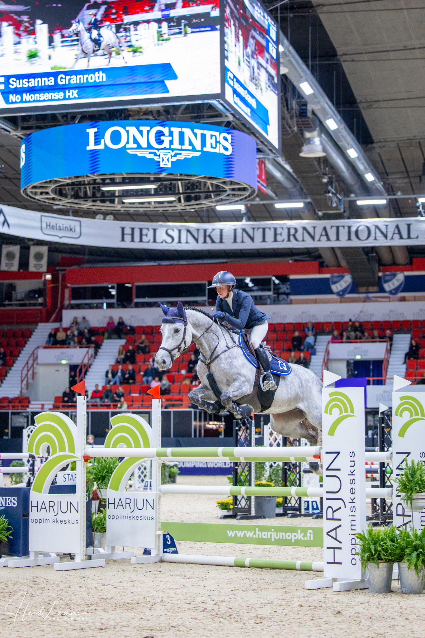 Niinhän siinä sitten kävi... että vallitsevan virustautitilanteen vuoksi viikonlopun yksityiskuvaukset päätettiin siirtää toiseen ajankohtaan. Postauksissa päästäänkin sitten suoraan HIHS -fiilistelyihin 🔥
Olen kuvaamassa torstaista sunnuntaihin ja aamusta iltaan. Nyt kun ohjelmaa on monessa paikassa samaan aikaan, niin ei voi millään kuvata kaikkea. Teemme kuitenkin kuvaussuunnitelmat etukäteen kuvaajakollegoiden kanssa, joten jos juuri minulta ei löydy kuvia, niin tiedän kyllä keneltä niitä voi sitten kysellä 😊
Makeeta nähdä millaisen HIHS habituksen Messukeskus saa!
@helsinkihorseshow 26.2-1.3.2026
1. @hattelhorse @suskigranroth
2. @aamandalandeblad
3. @suviharkki
https://www.heidilammiphoto.com