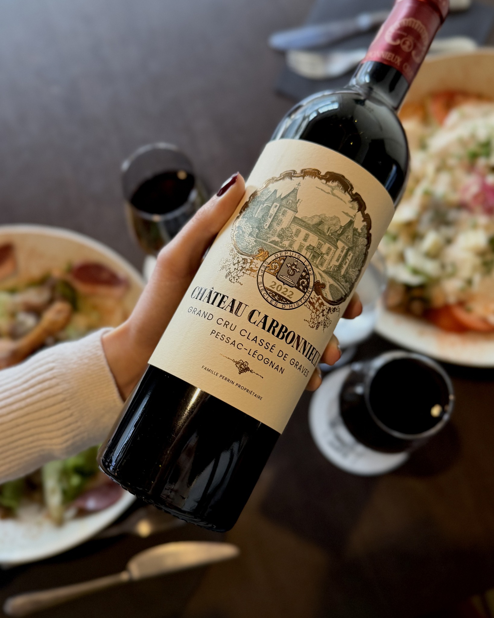 Un grand rouge, tout simplement 🍷
Le Château Carbonnieux rouge 2022, Grand Cru Classé de Pessac-Léognan, offre de beaux arômes de fruits noirs et une belle rondeur en bouche. On vous conseille de le déguster avec une bonne viande pour en révéler toute la richesse.
Vous le goûtez quand ? 🥩✨
🍽 Cuisine familiale
📍 434 Rte de Toulouse, Bègles
⏱ Ouvert du mardi au vendredi midi et soir
le samedi uniquement le midi
L’abus d’alcool est dangereux pour la santé. À consommer avec modération.
#Bordeauxmaville
#Begles #quoifaireabordeaux
#bordeauxfood #bordeauxtopfood
#bordeauxresto
#bonnesadressebordeaux
#oumangerbordeaux
#Piccolo #piccolorestaurant